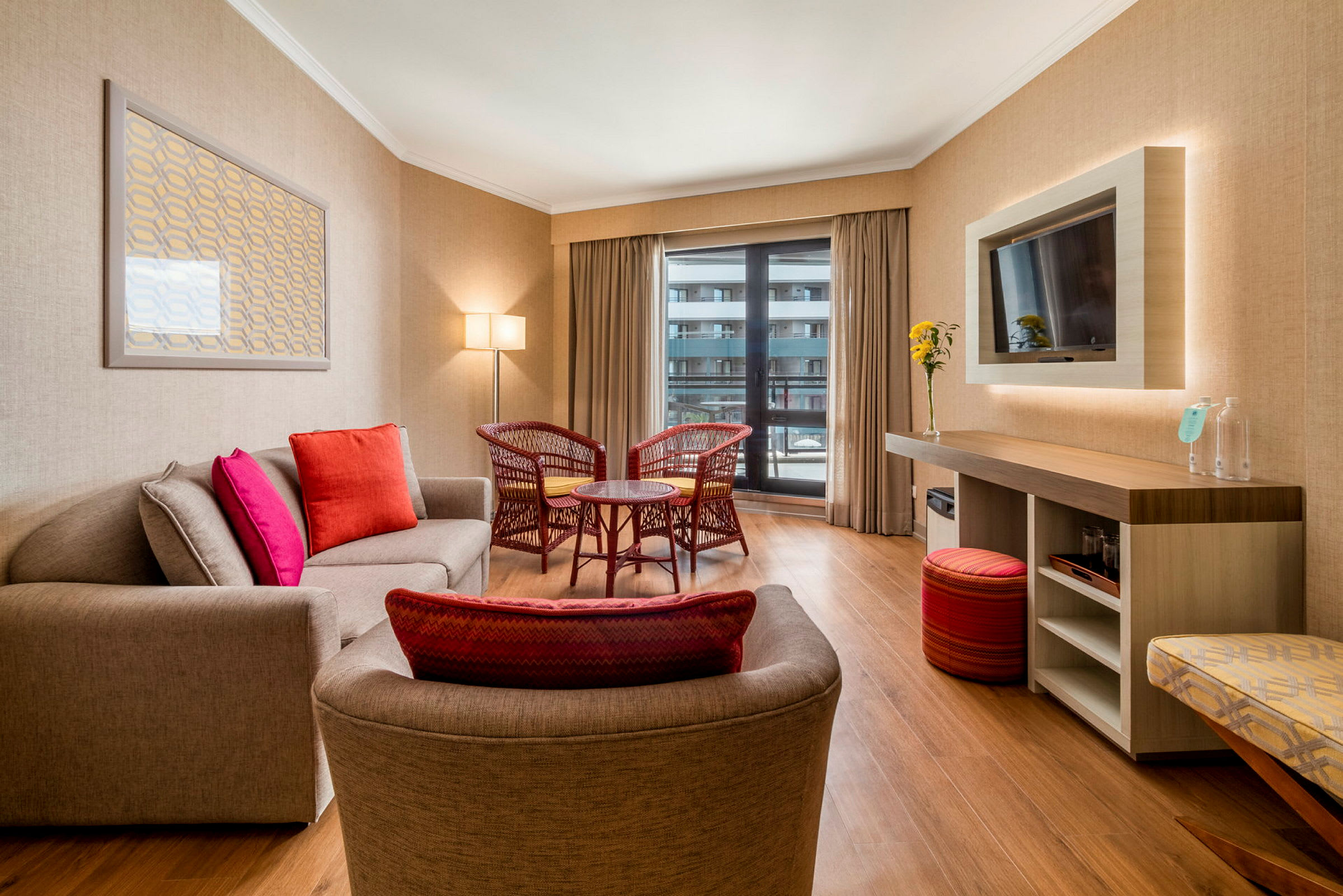 Modern hotellrum med sittgrupp och inredning. (AI-genererad text)