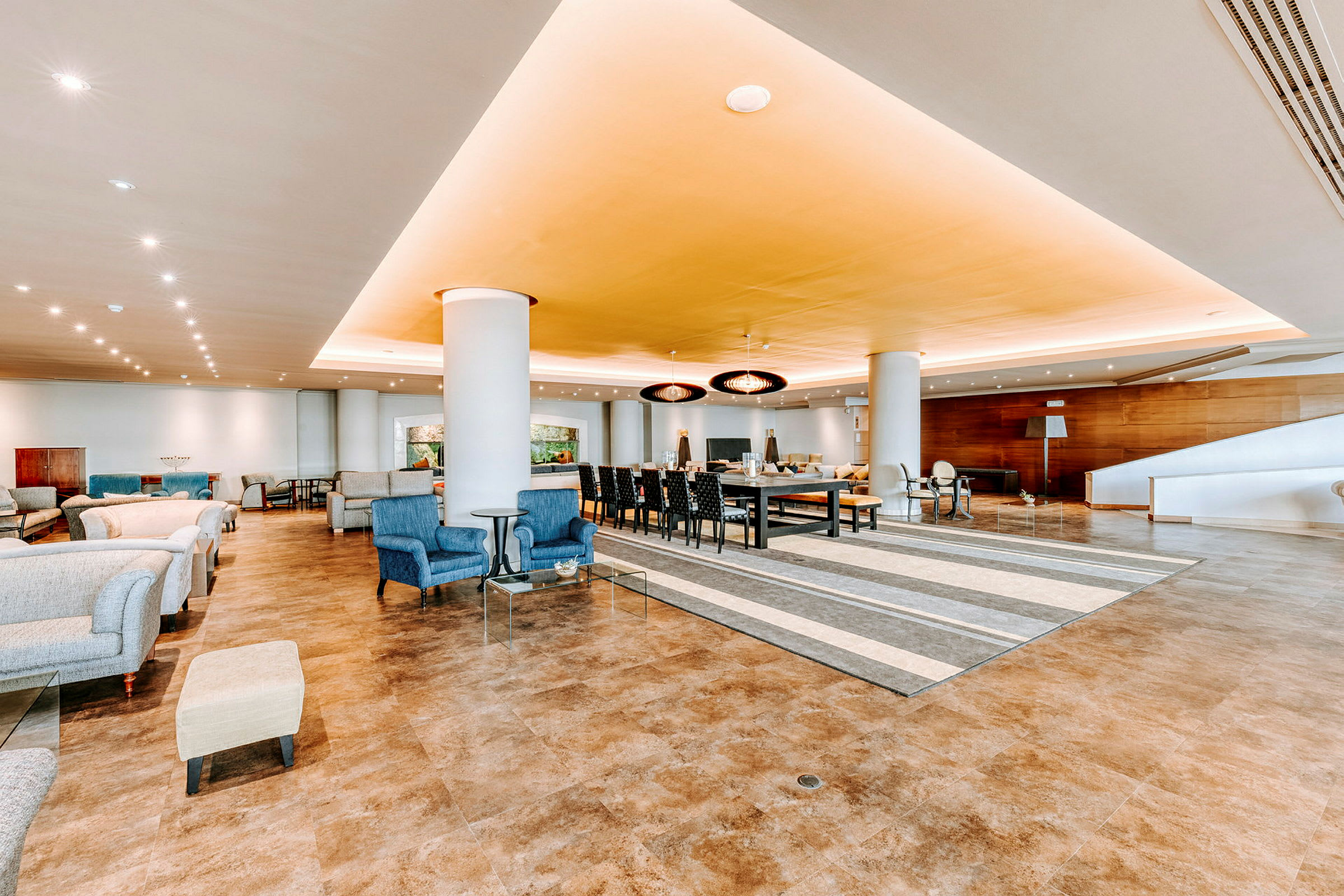 Bild av en rymlig och väl upplyst lounge med sittplatser och bord. (AI-genererad text)