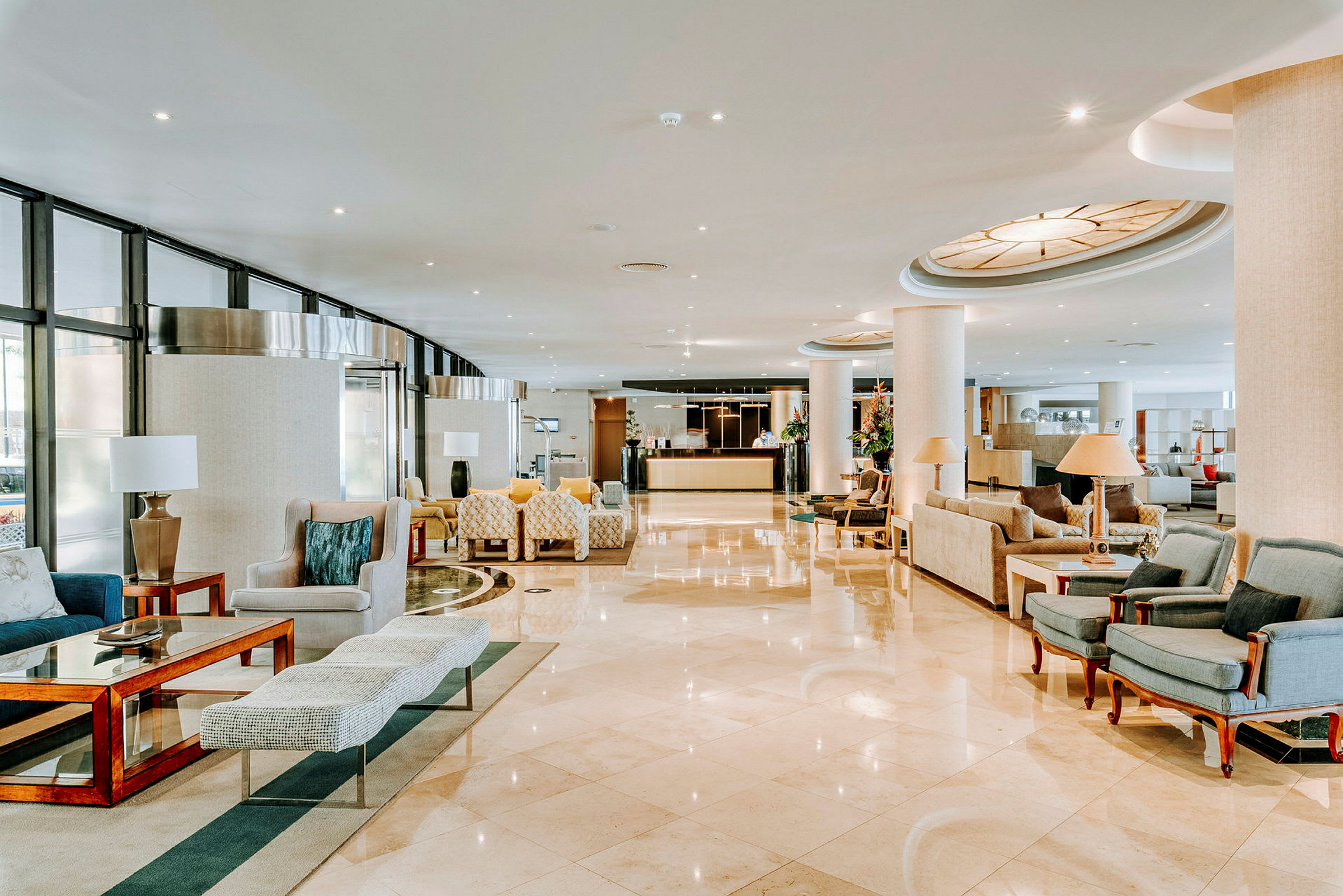 Lobbyområde med sittmöbler och reception. (AI-genererad text)