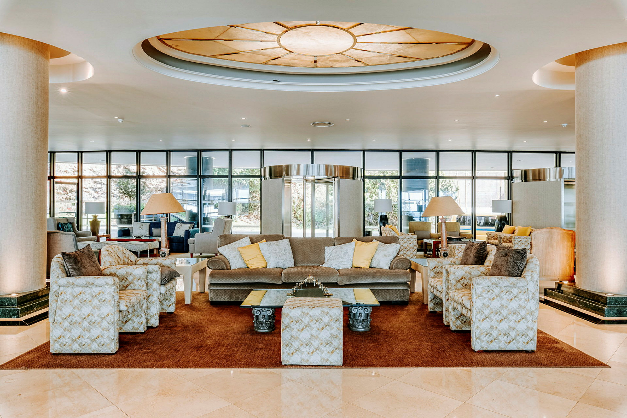 Hotellets lobby med sittmöbler, belysning och dekoration. (AI-genererad text)