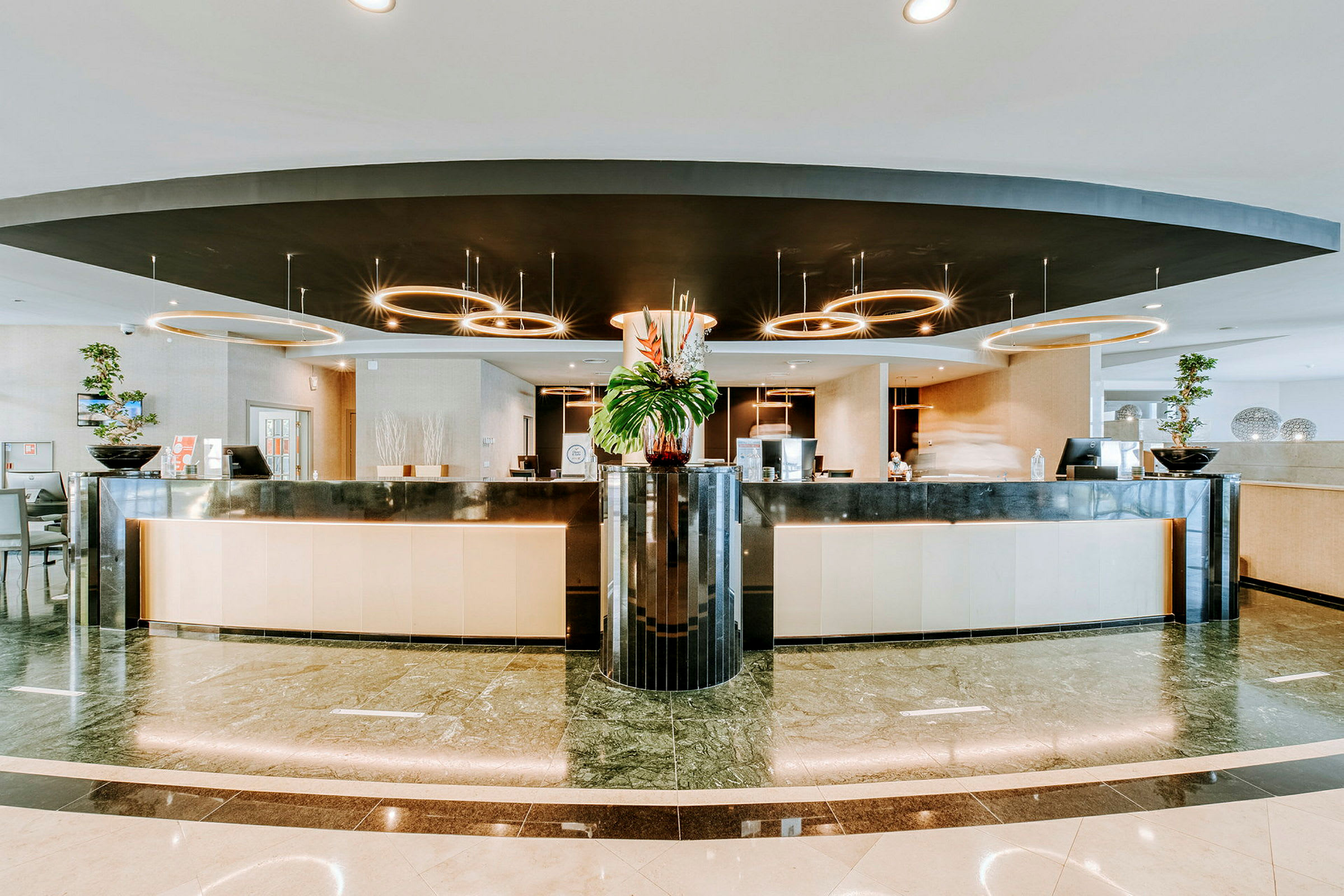 Hotellreception med moderna detaljer och dekorativ belysning. (AI-genererad text)