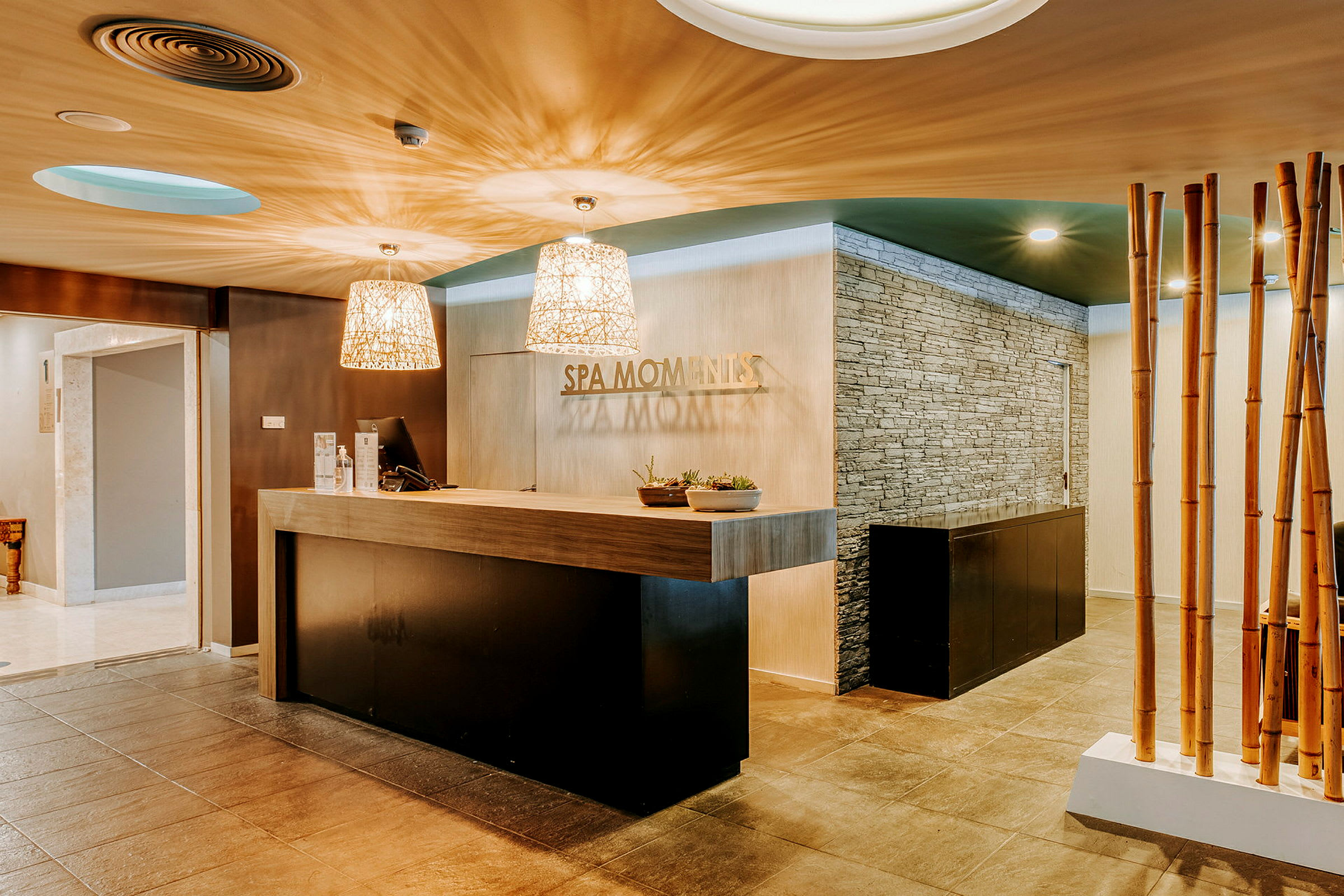 Receptionen på en spa-anläggning med en modern inredning. (AI-genererad text)