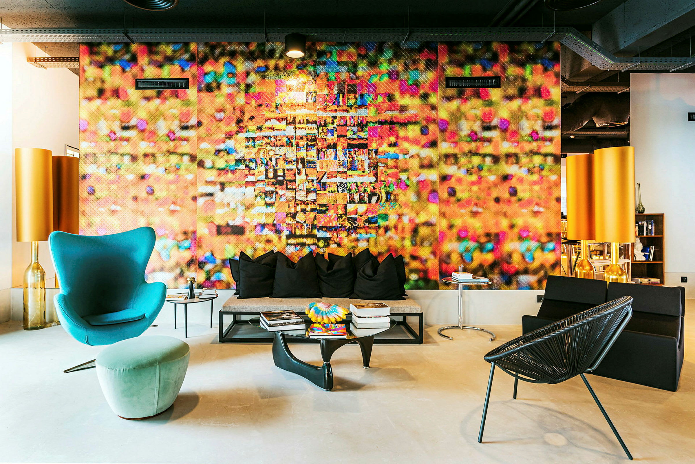 En färgglatt och modernt inredd lounge med möbler och dekorativa detaljer. (AI-genererad text)