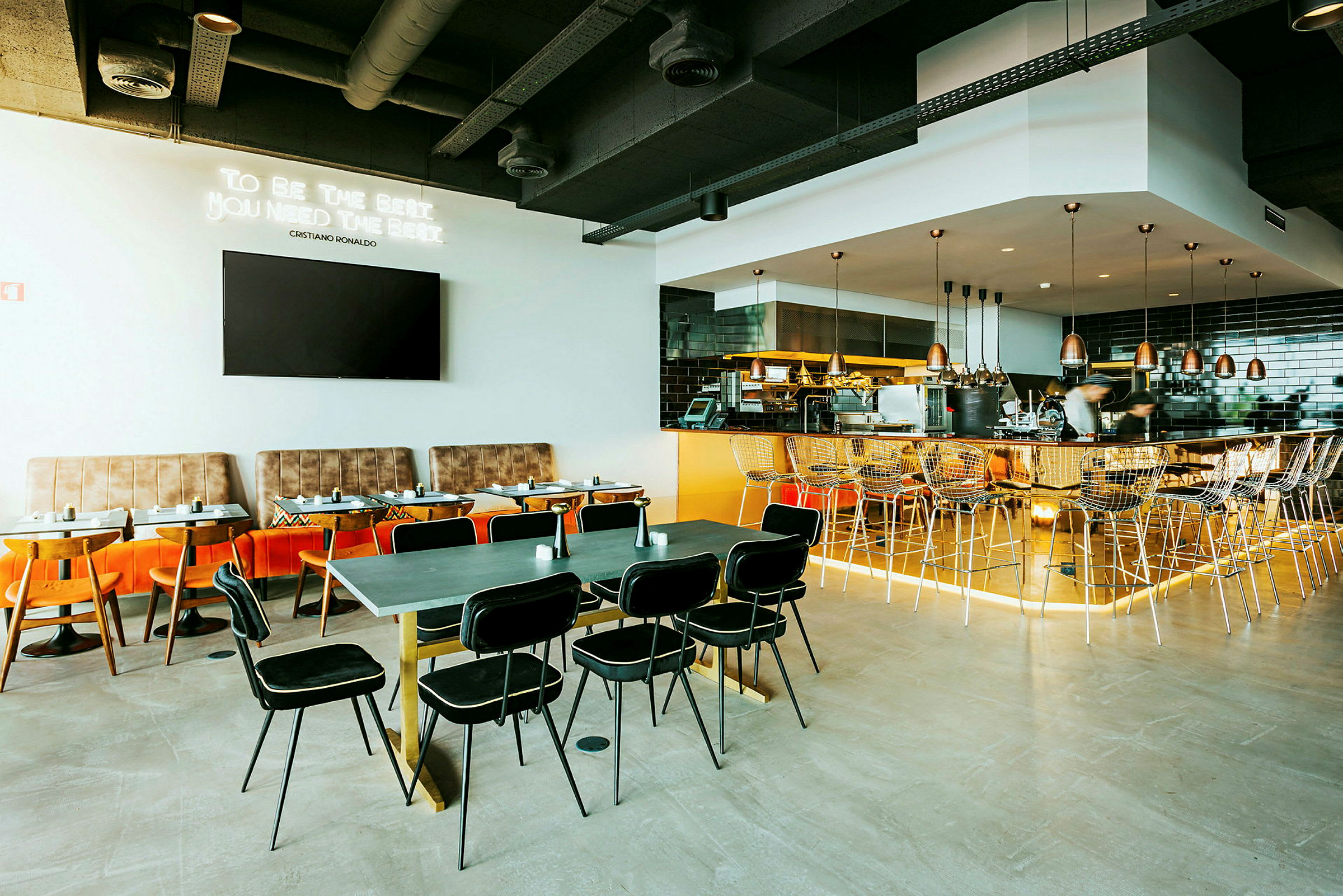 Restauranginteriör med bord, stolar och en bardisk. (AI-genererad text)