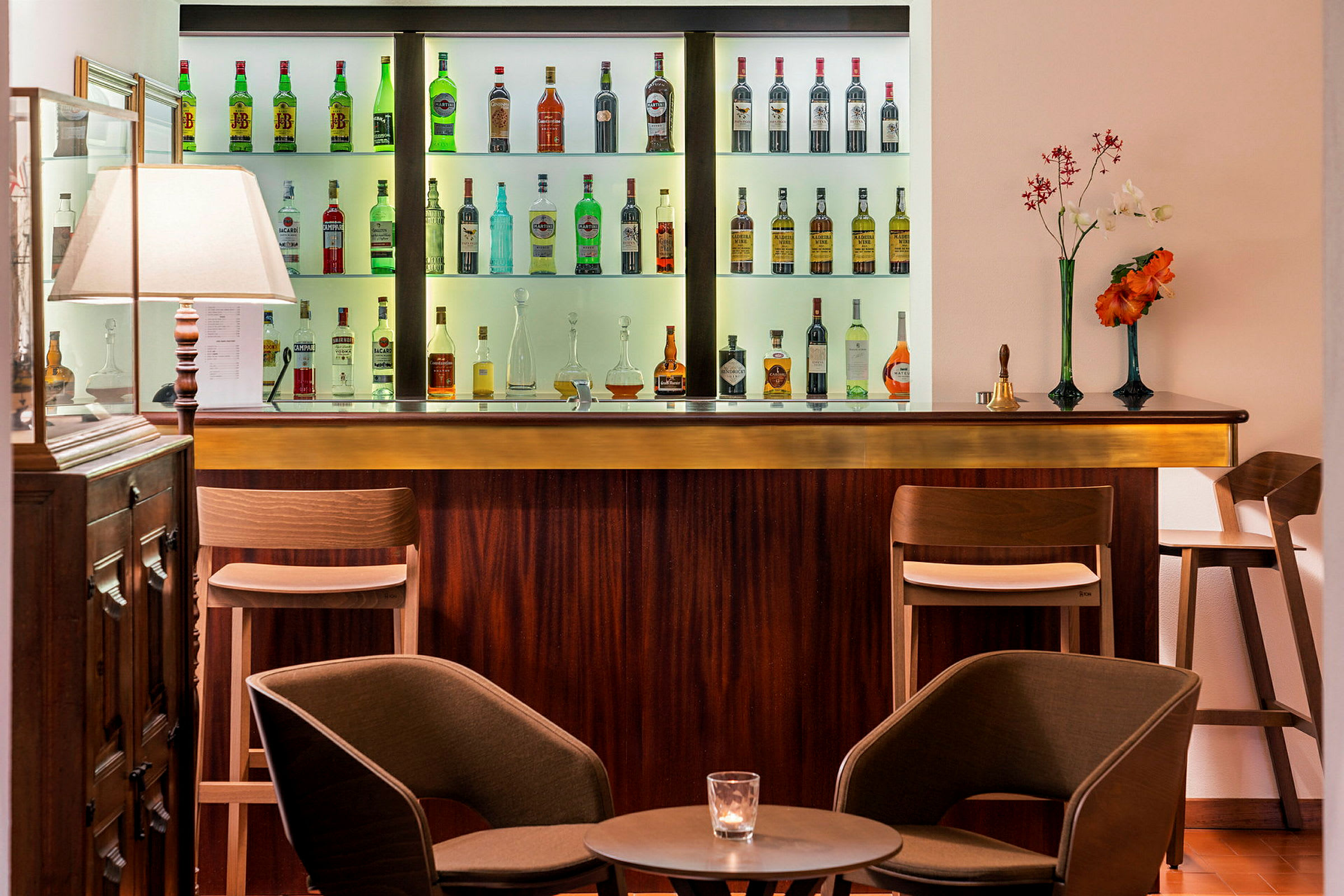 En hotellbar med stolar och ett bord framför. (AI-genererad text)
