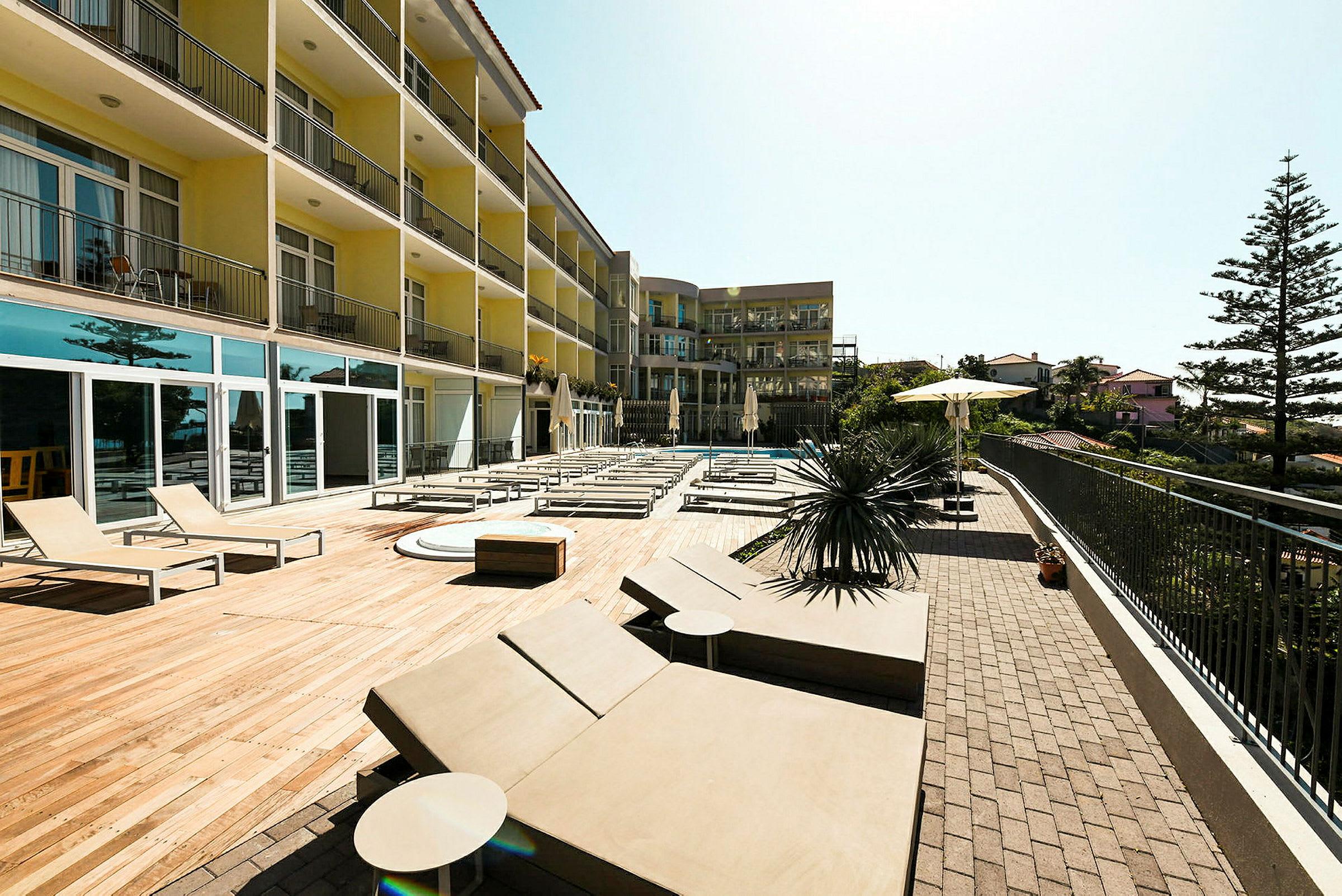 Solstolar vid ett hotellpoolområde. (AI-genererad text)