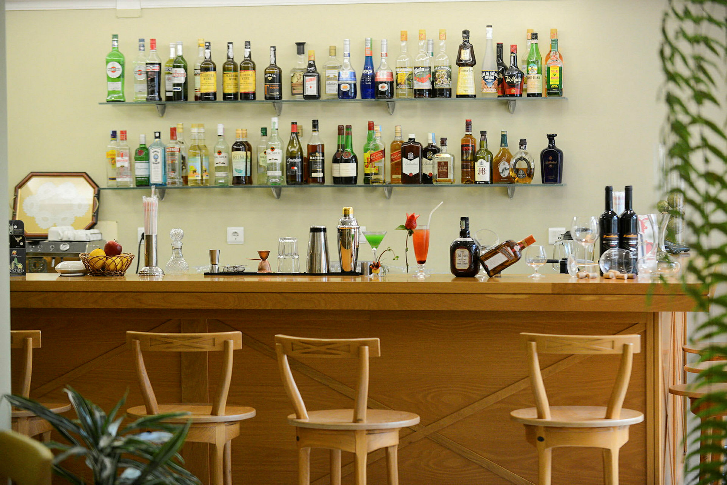 En bar med drycker och glas på en trädisk. (AI-genererad text)