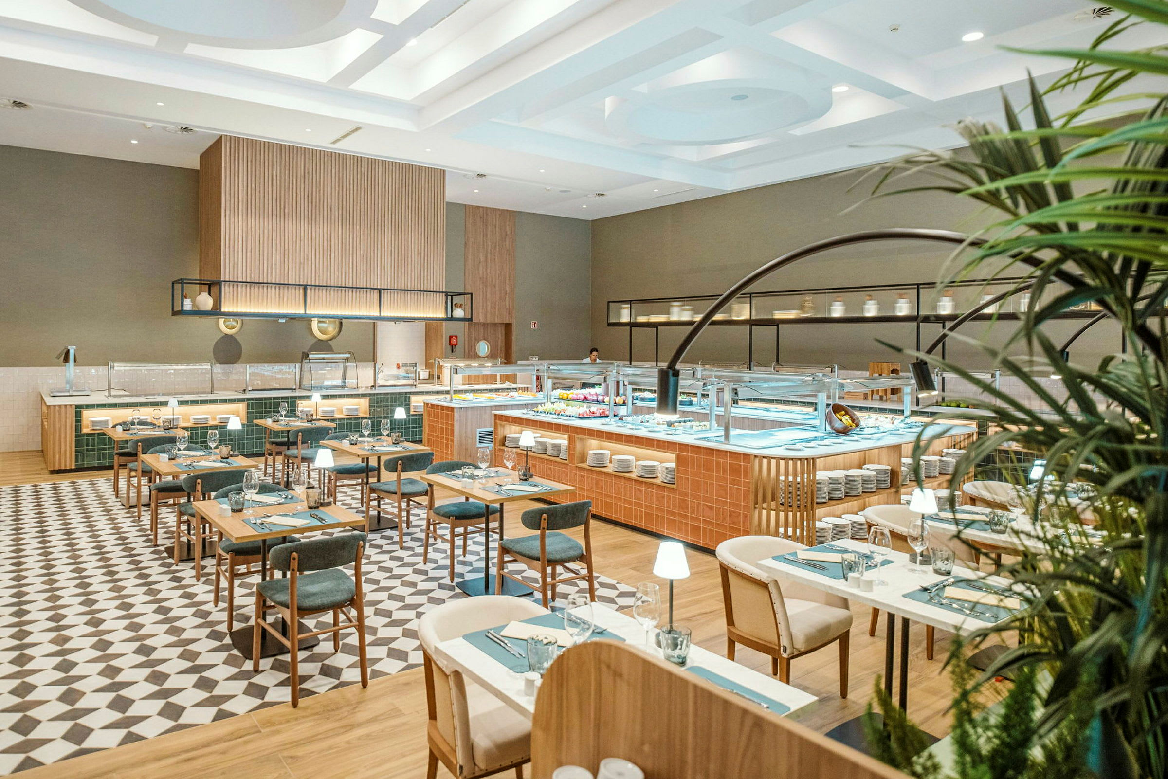 En rymlig och modern restaurang med träbord och stolar, stilrena dekorationer och en buffédisk i fokus. (AI-genererad text)