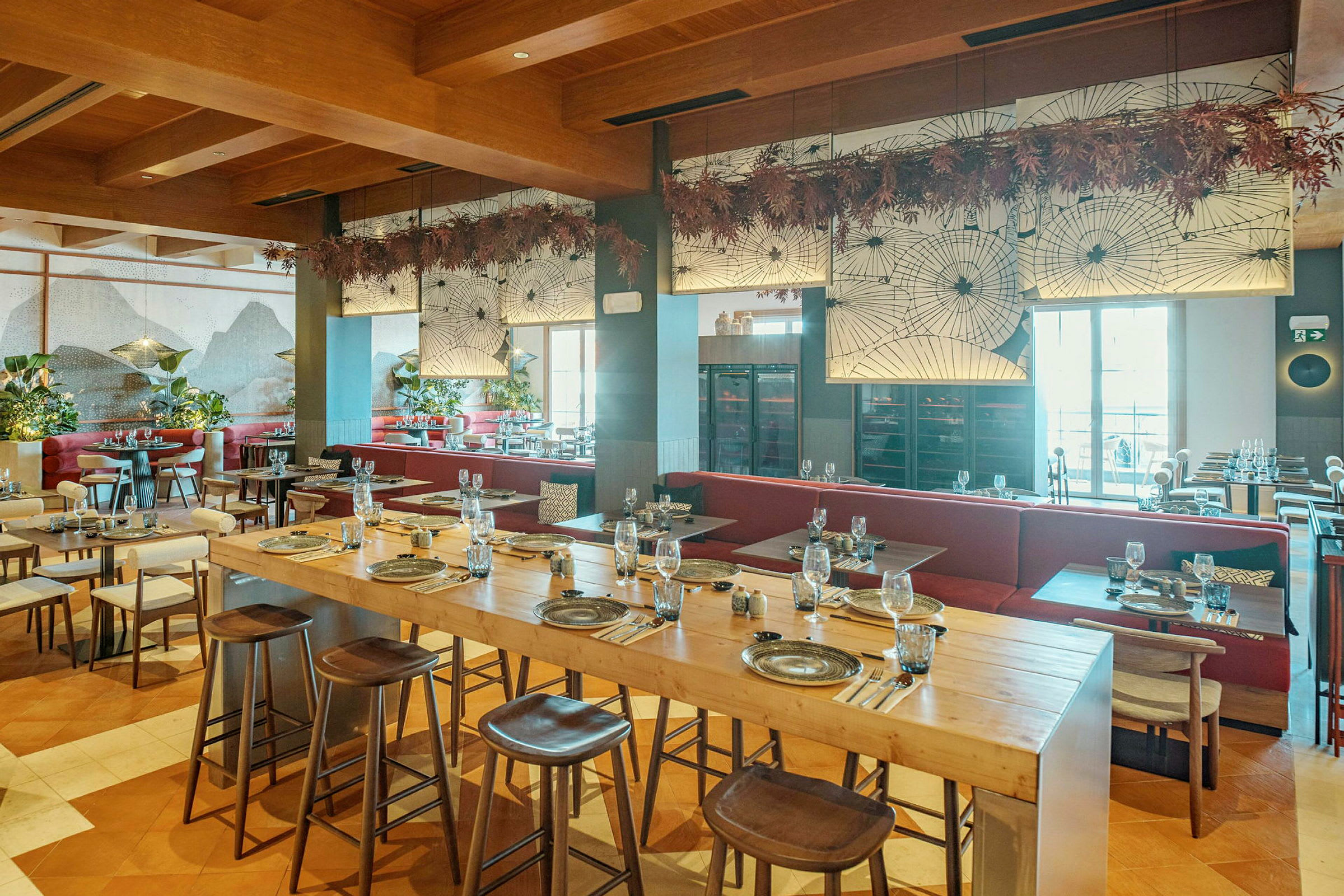 En modern restaurang med träinredning, hängande dekorationer och dukade bord. (AI-genererad text)
