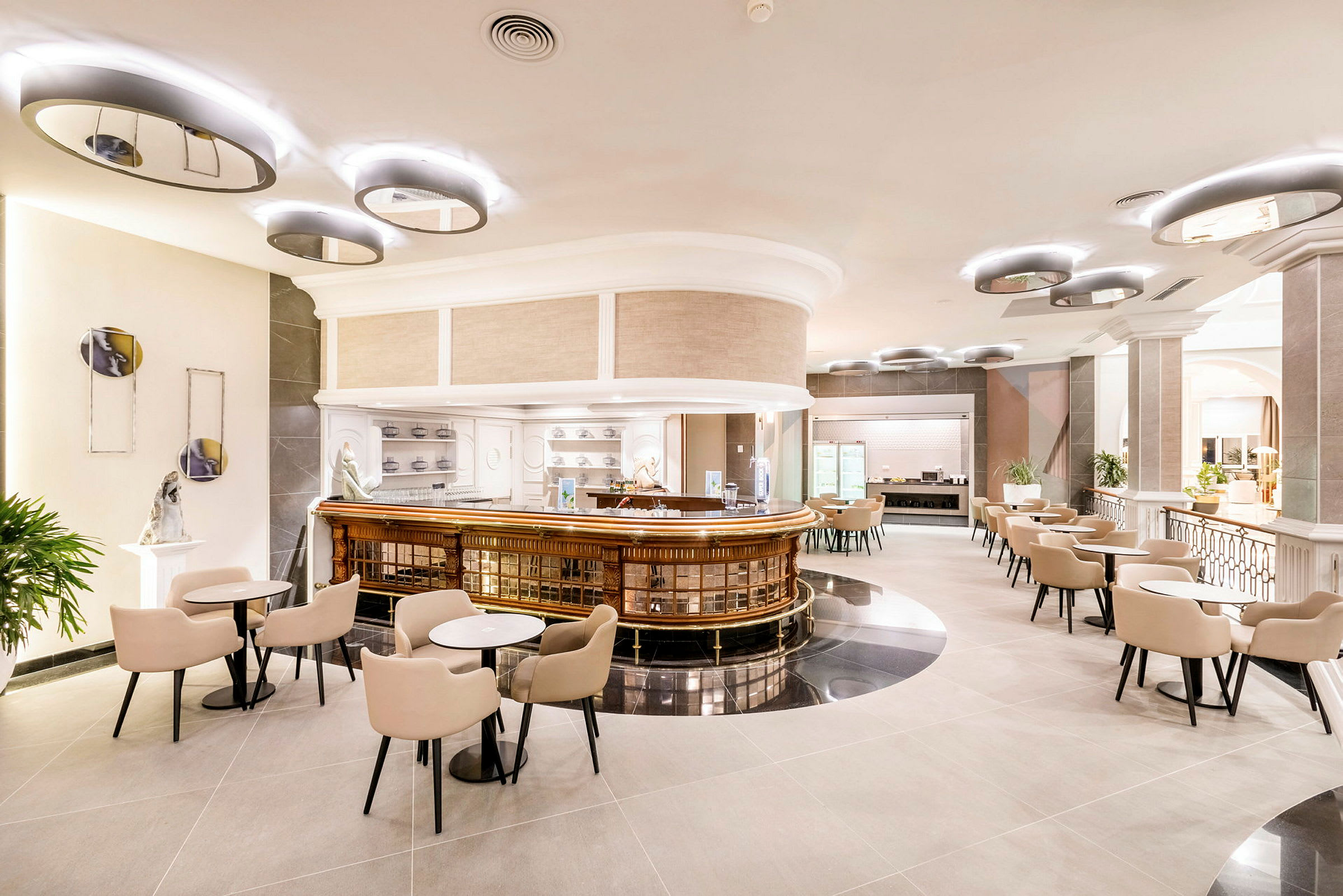 En hotellbar med sittplatser i en elegant och modern inomhusmiljö. (AI-genererad text)
