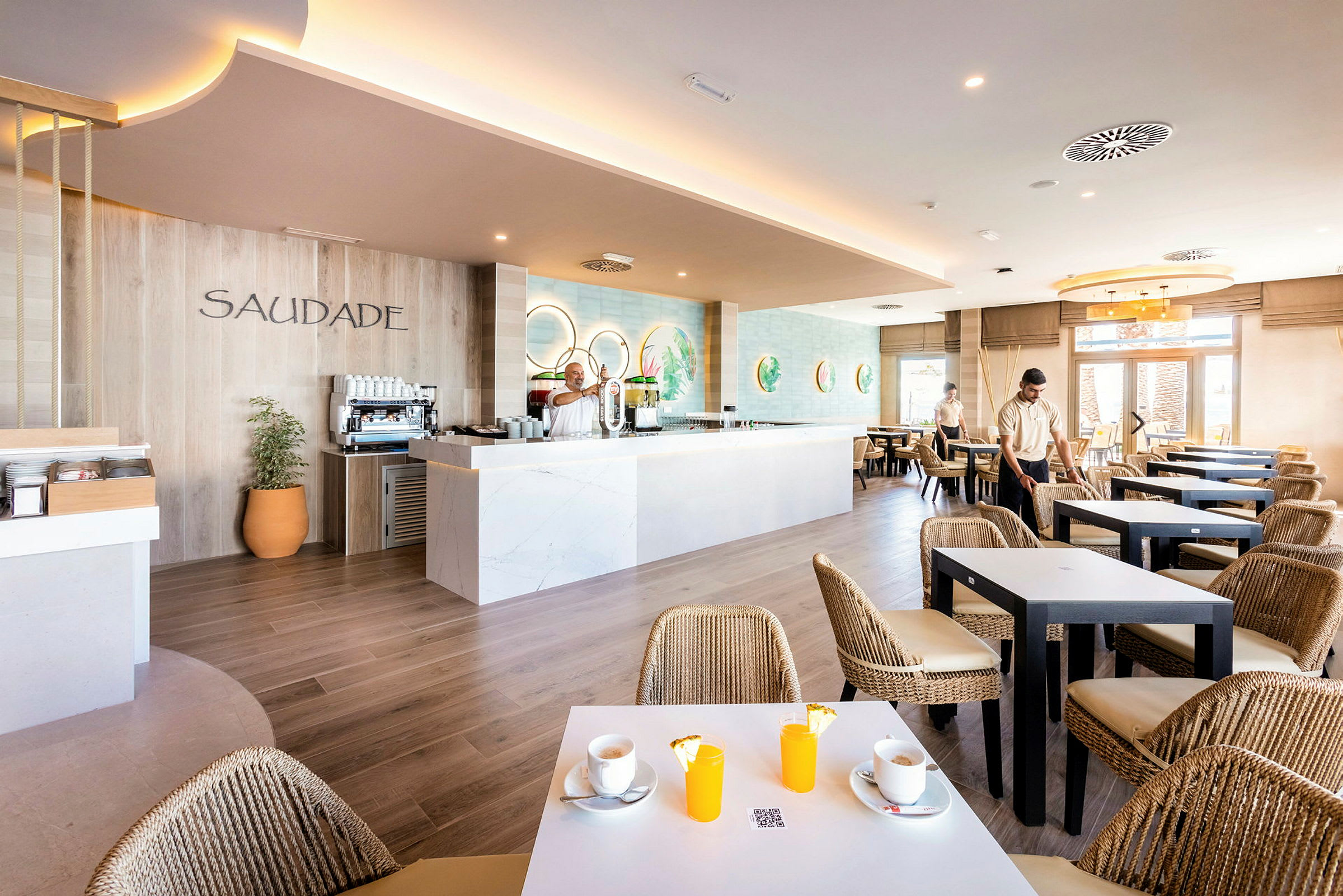 Interiör av en modern restaurang med en kaffestation och bord med sittplatser. (AI-genererad text)