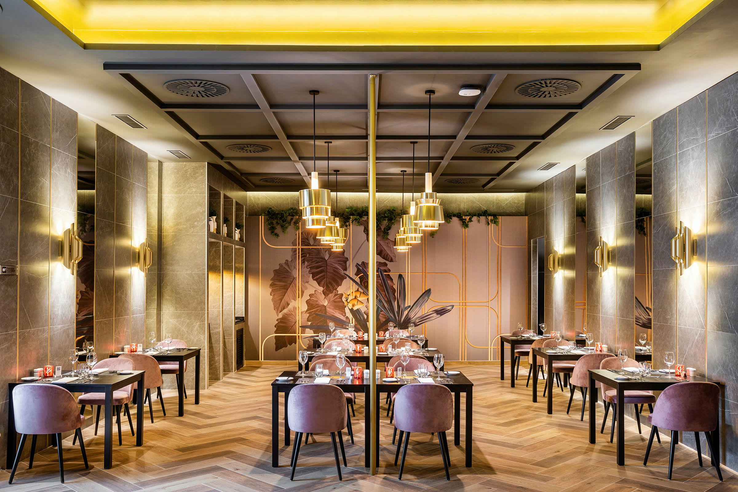 Bild på en elegant restaurang med bord och stolar, moderne inredning och stämningsfull belysning. (AI-genererad text)