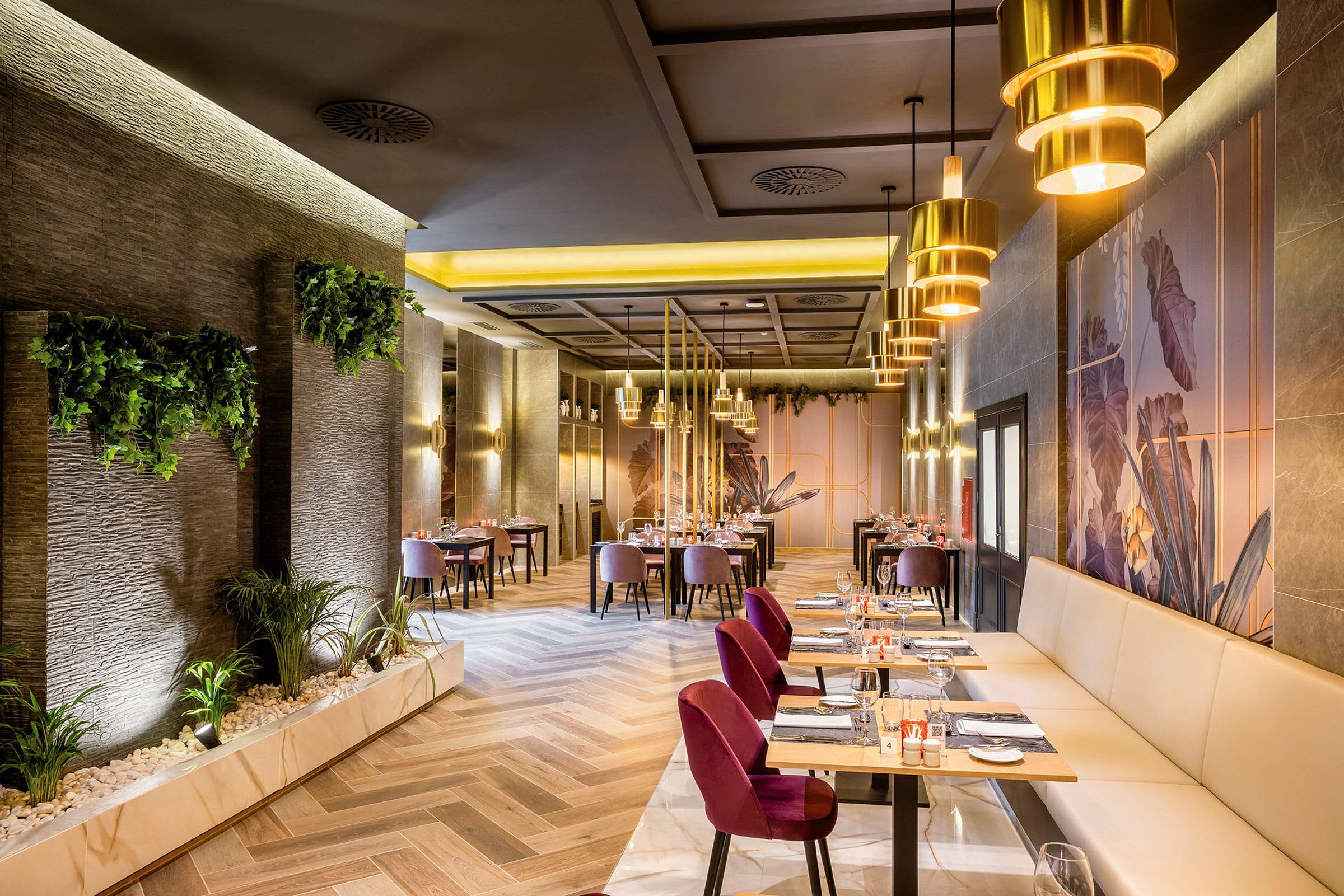 Ett elegant restauranginteriör med moderna möbler och dekorativa växter. (AI-genererad text)