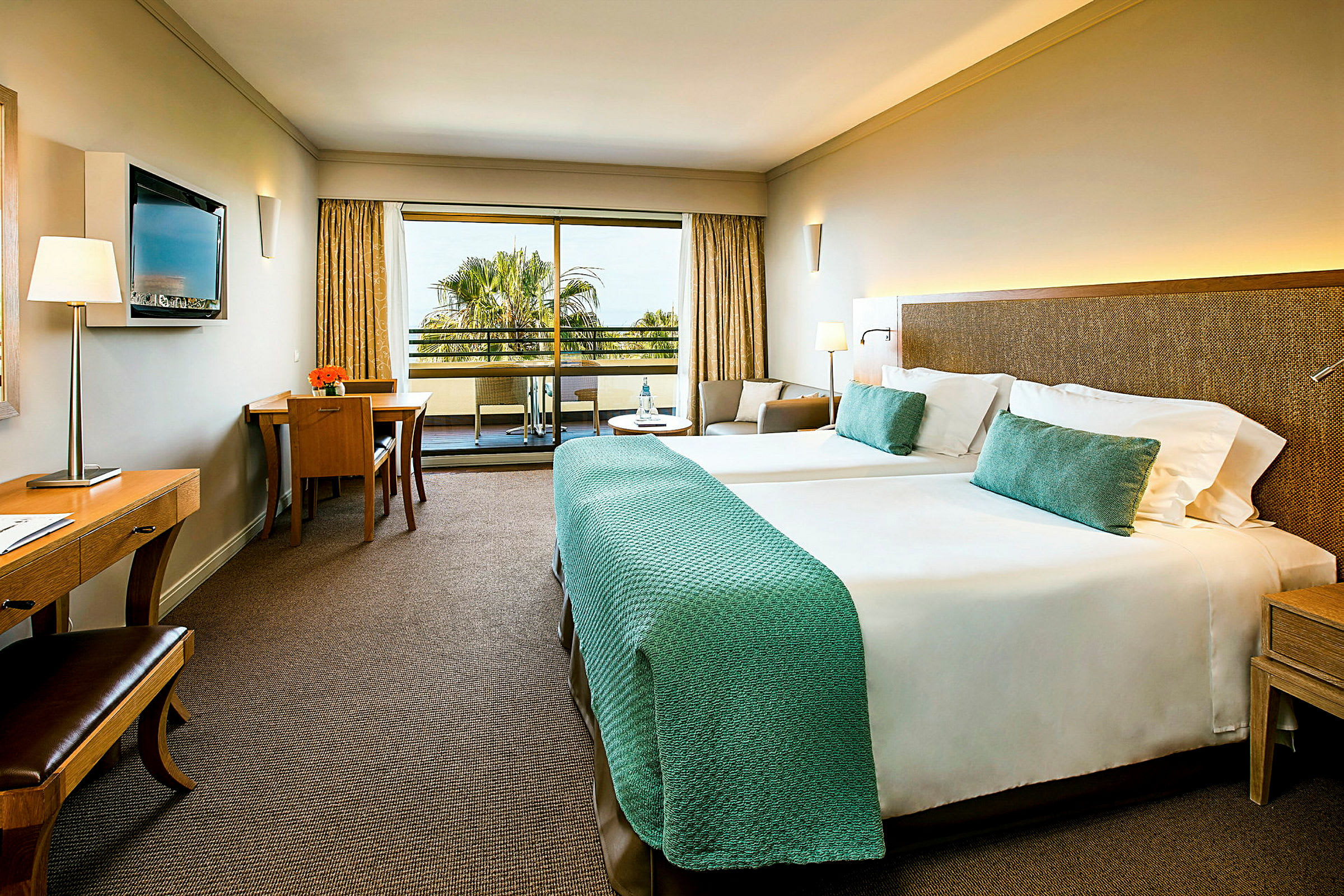 Hotellrum med två sängar och balkong. (AI-genererad text)