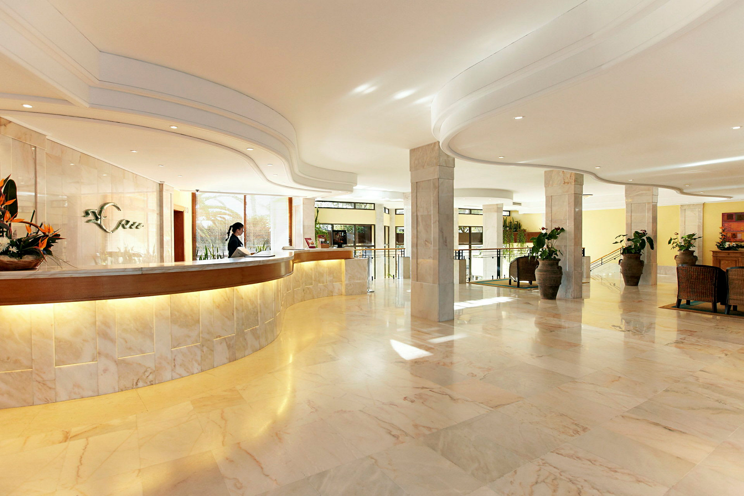 Hotellets reception med marmorgolv och inredning. (AI-genererad text)