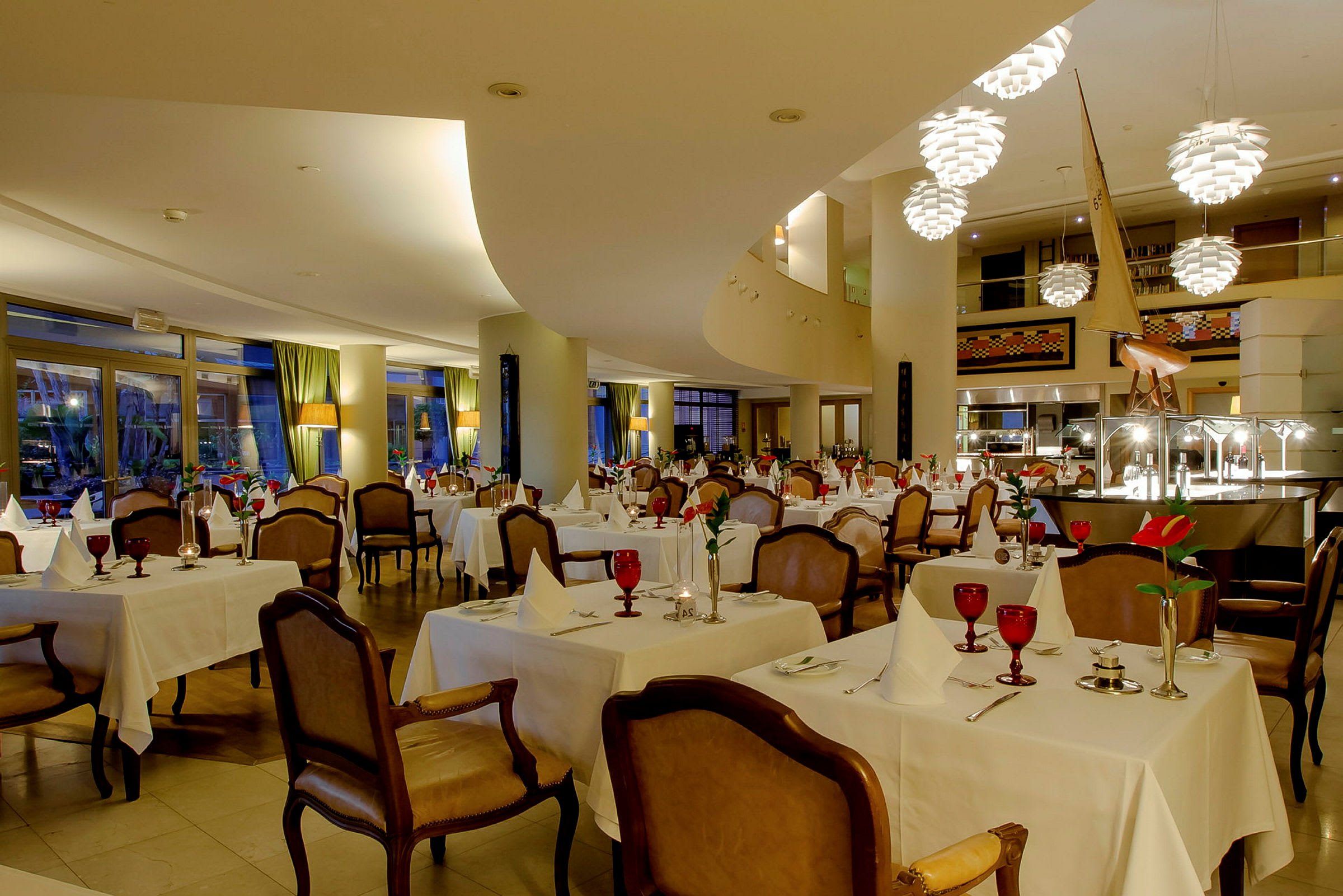 En elegant restaurang med uppdukade bord, vita dukar och varmt ljus. (AI-genererad text)