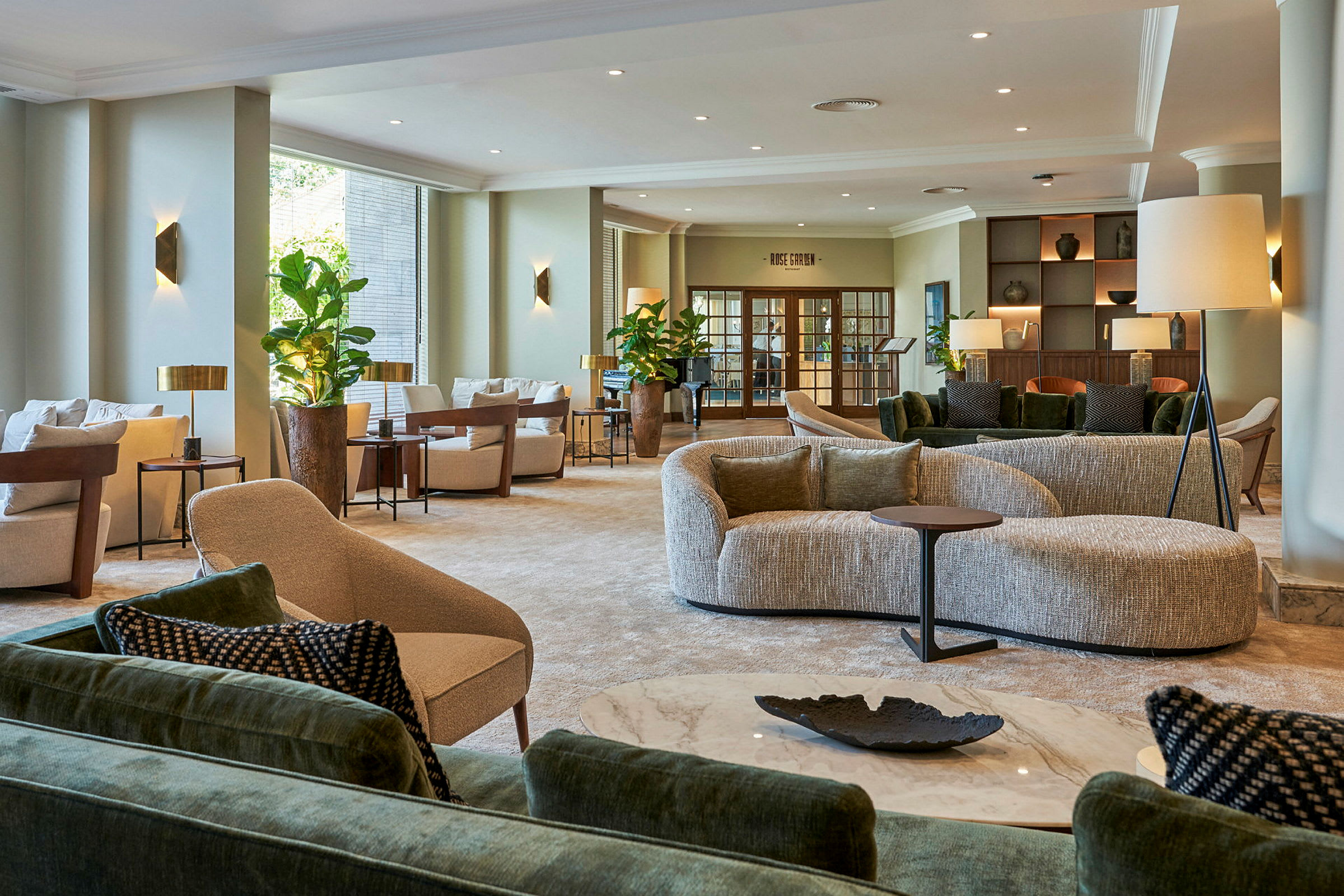 Ett elegant möblerat hotellobbyområde med sittmöbler och en lugn atmosfär. (AI-genererad text)