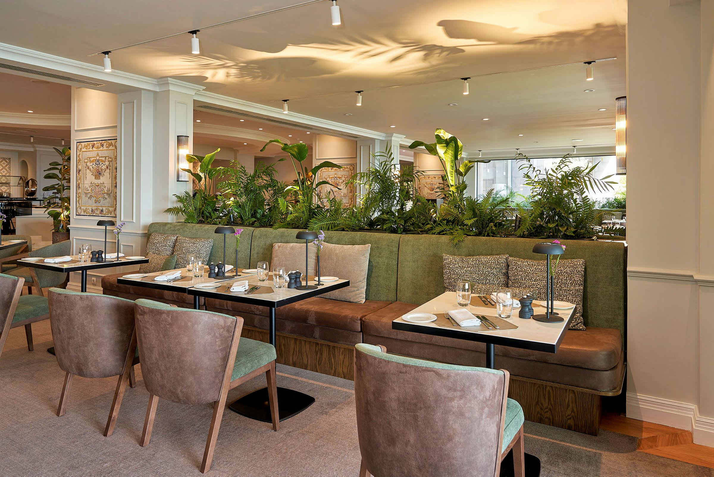 Bild av en modern restaurang med sittplatsgrupper kring småbord. (AI-genererad text)
