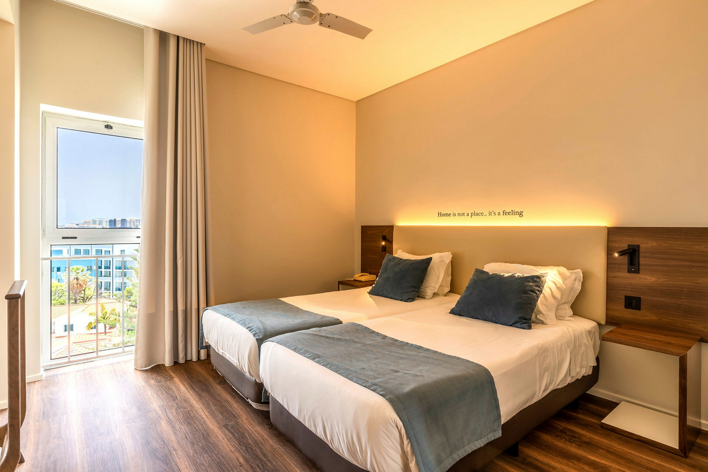 Hotellrum med två enkelsängar, modernt inrett och fönster med utsikt. (AI-genererad text)