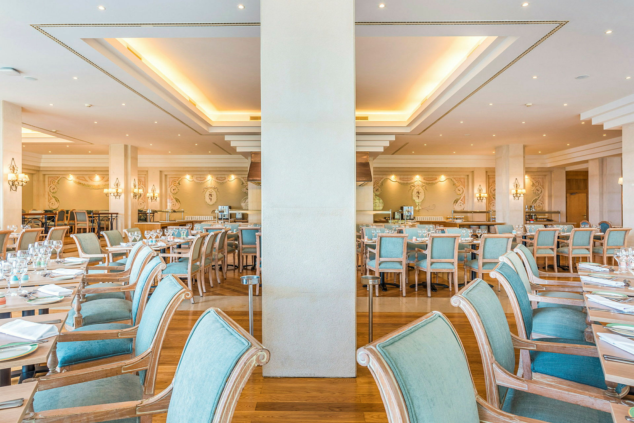 Stolar och bord uppställda i en elegant restaurang med ljus inredning. (AI-genererad text)