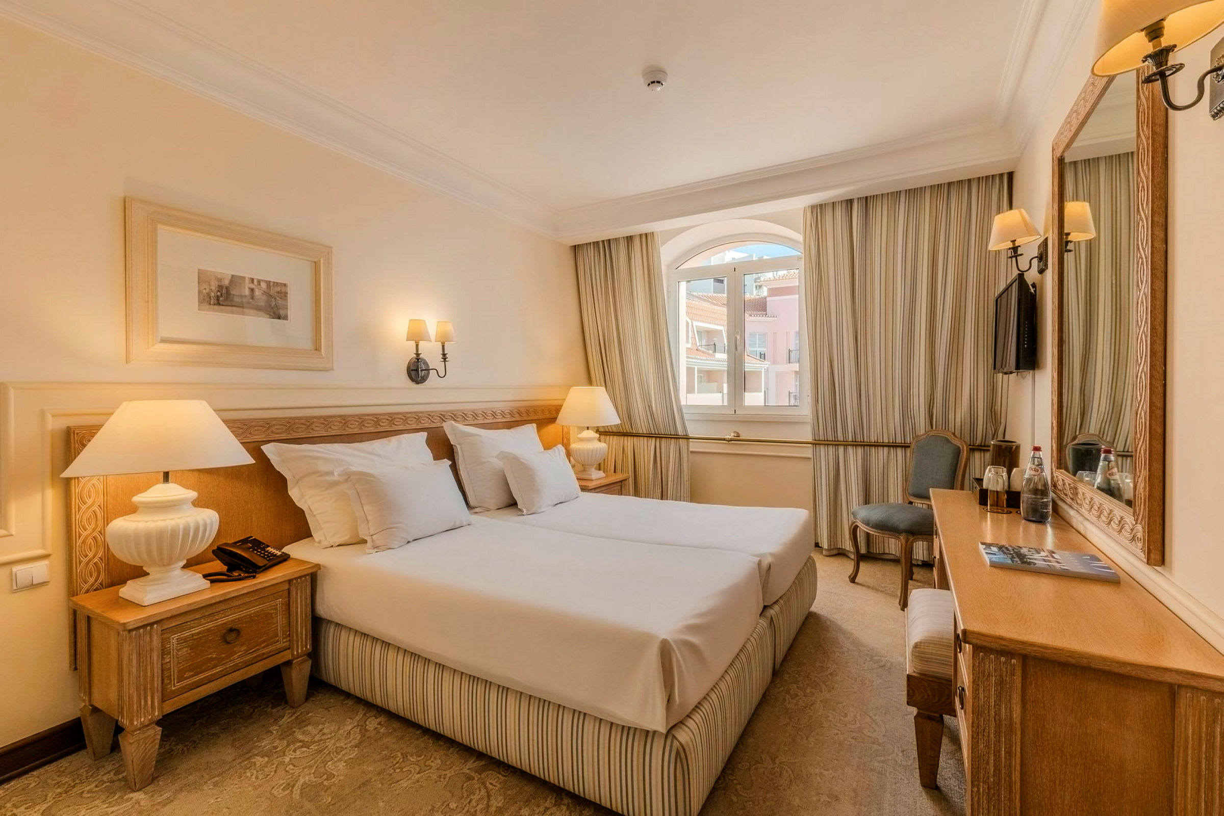 Hotellrum med dubbelsäng, nattduksbord och elegant inredning. (AI-genererad text)