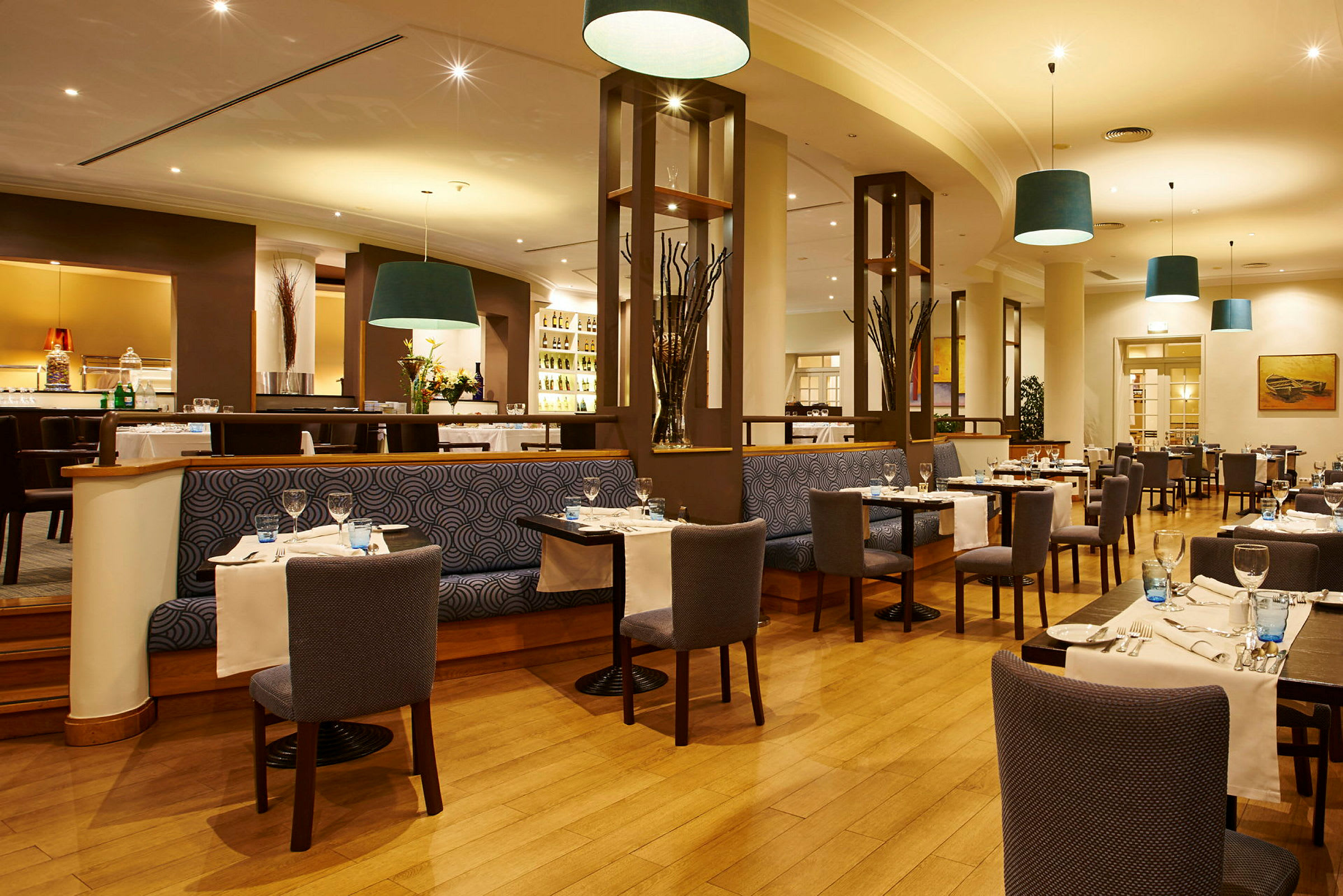 Bild av en elegant restaurang med bord och stolar arrangerade för gäster. (AI-genererad text)