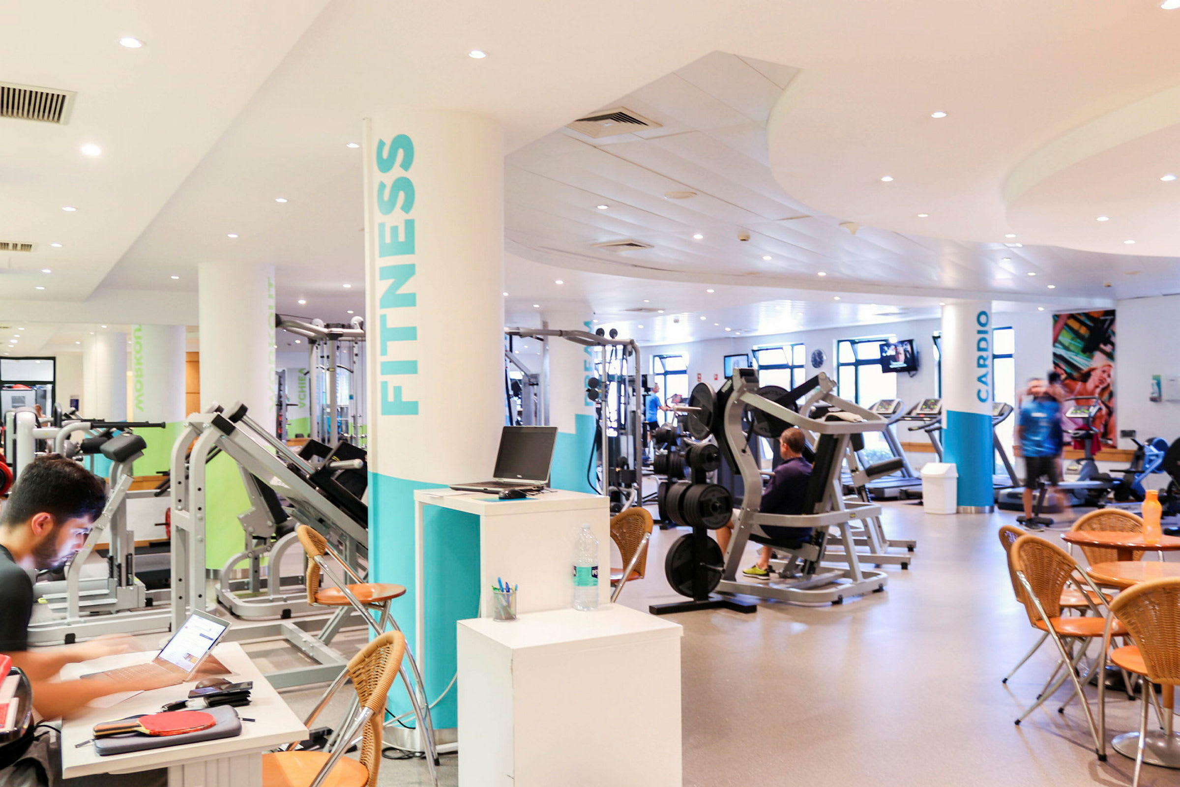 Gym med träningsutrustning och sittplatser. (AI-genererad text)