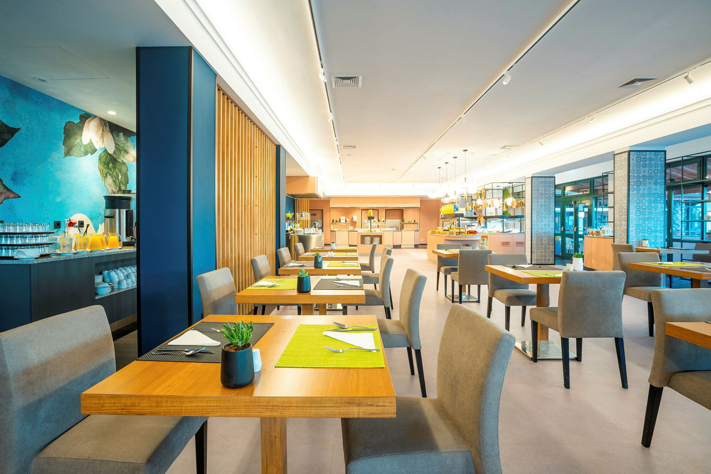 Restaurang med matbord och stolar arrangerade i ett ljust rum. (AI-genererad text)