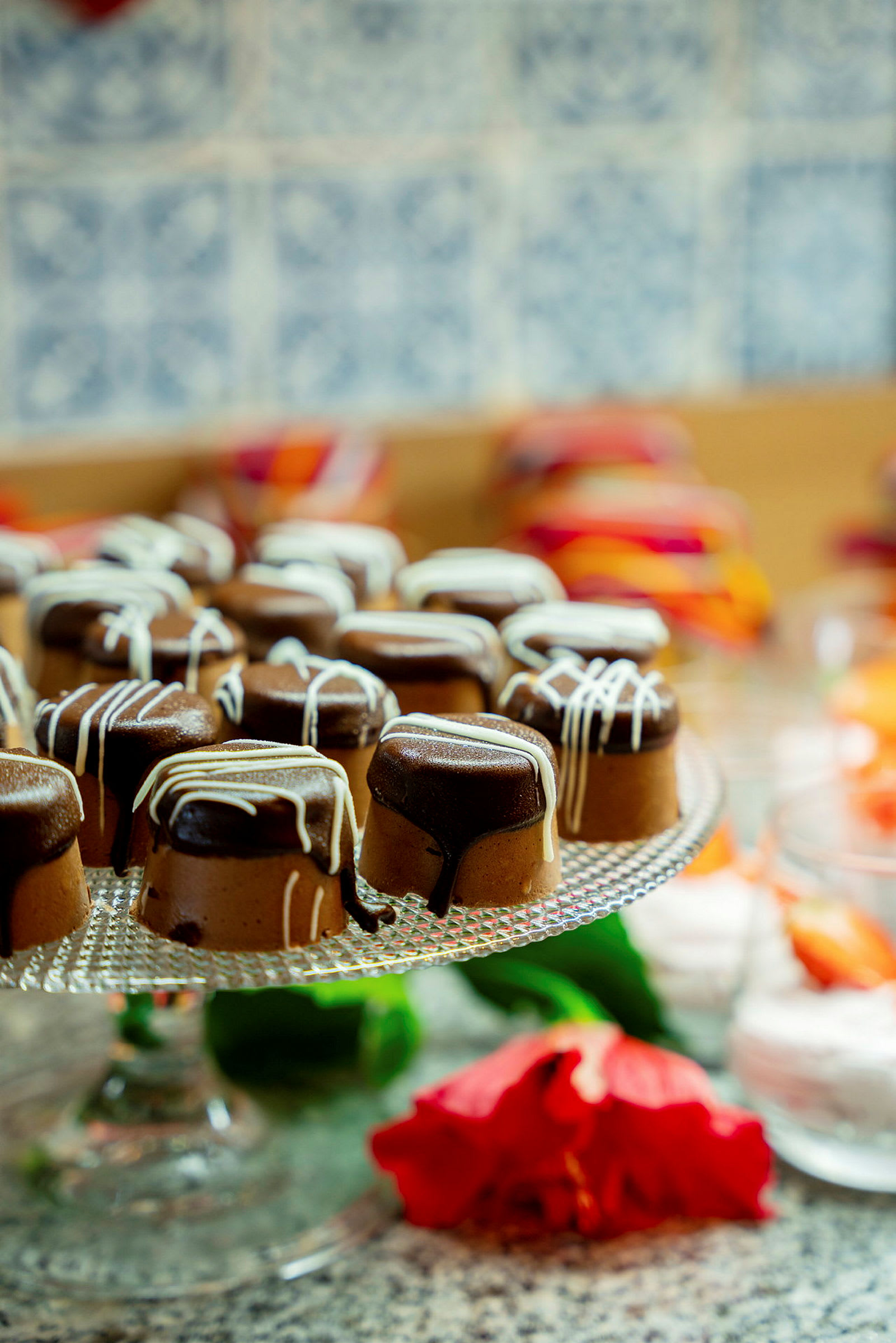 Chokladbakelser med glasyr på ett serveringsfat. (AI-genererad text)