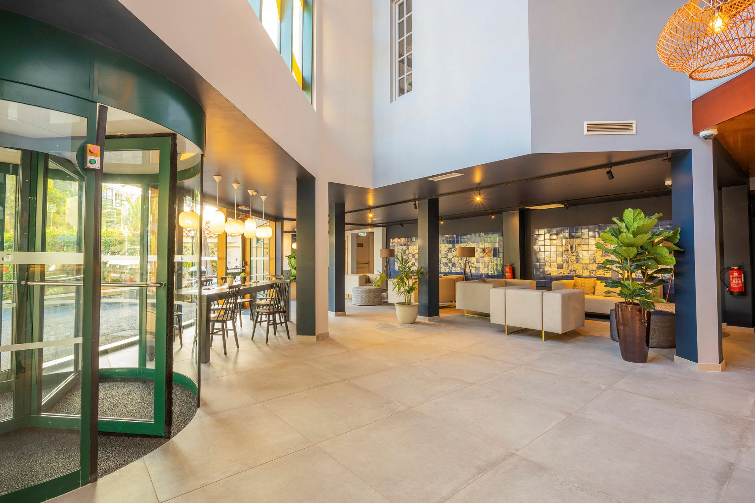 Hotellets lobby med bekväma sittmöbler och glasdörrar. (AI-genererad text)