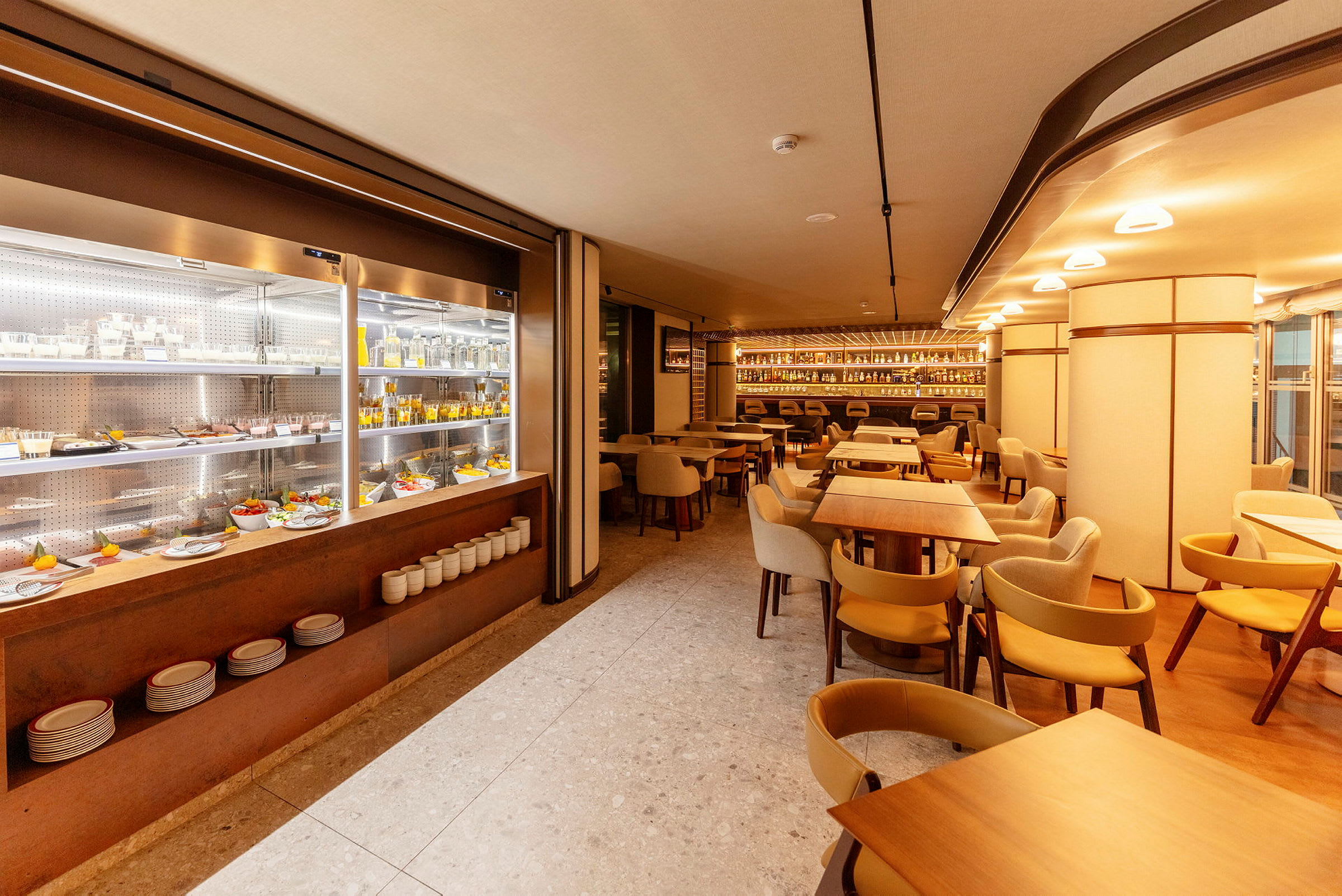 Ett restaurangområde med matställen och en display av mat och drycker. (AI-genererad text)
