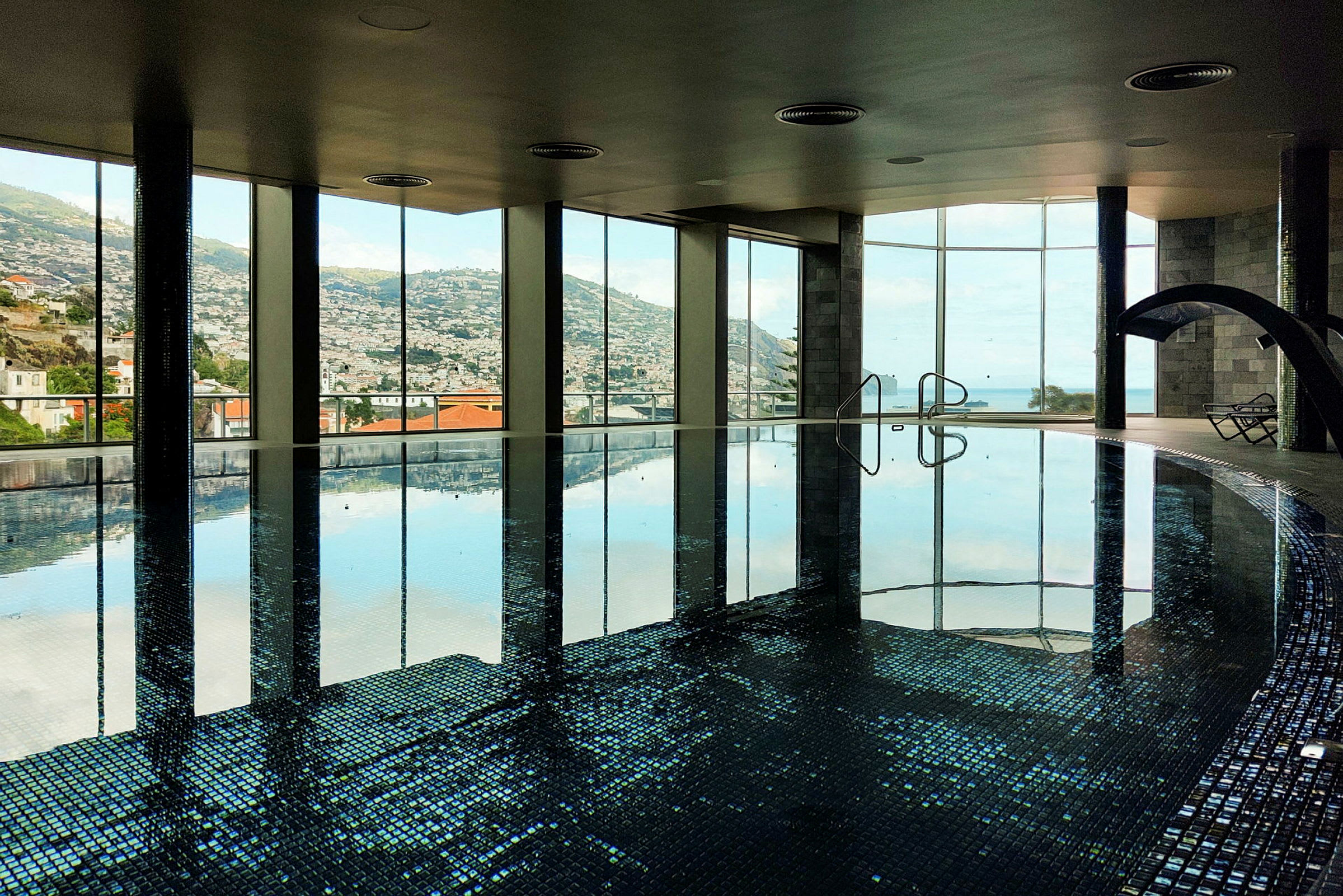 Modern inomhuspool med panoramautsikt. (AI-genererad text)