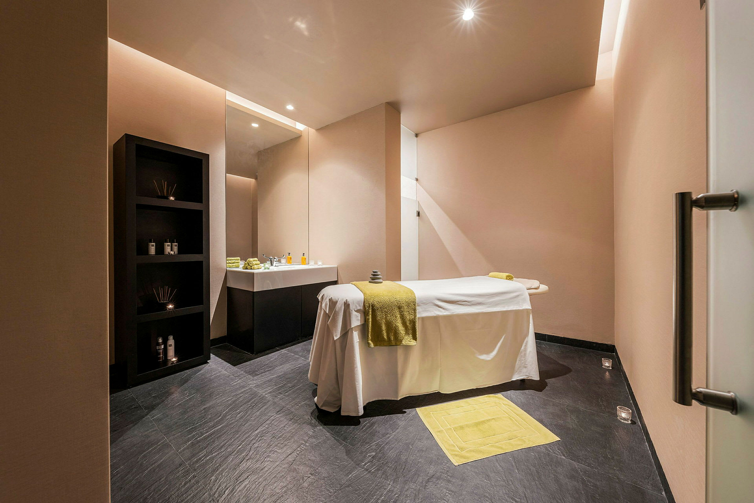 Massagerum med behandlingsbänk och handdukar. (AI-genererad text)