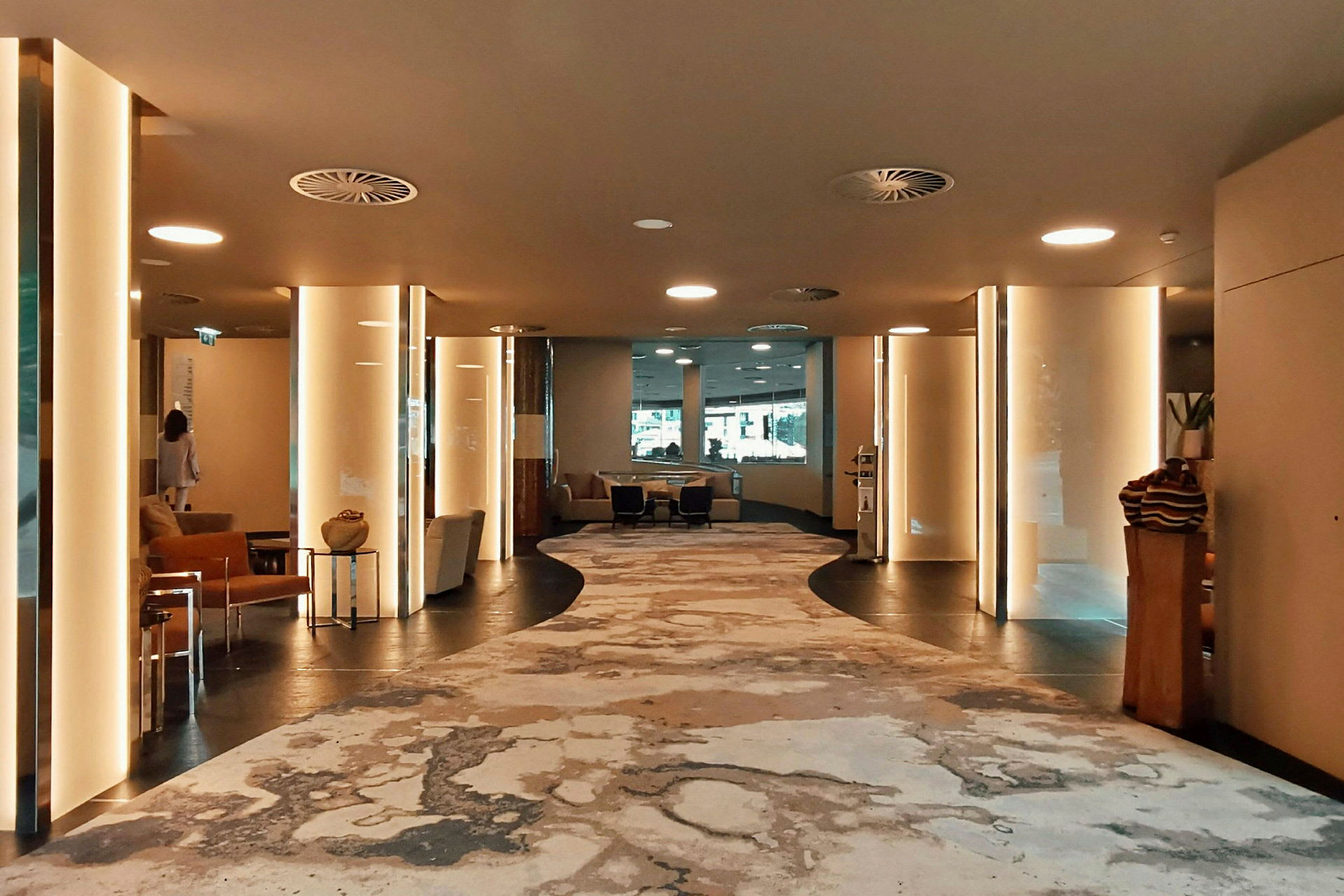 Modern hotellobby med sittplatser. (AI-genererad text)