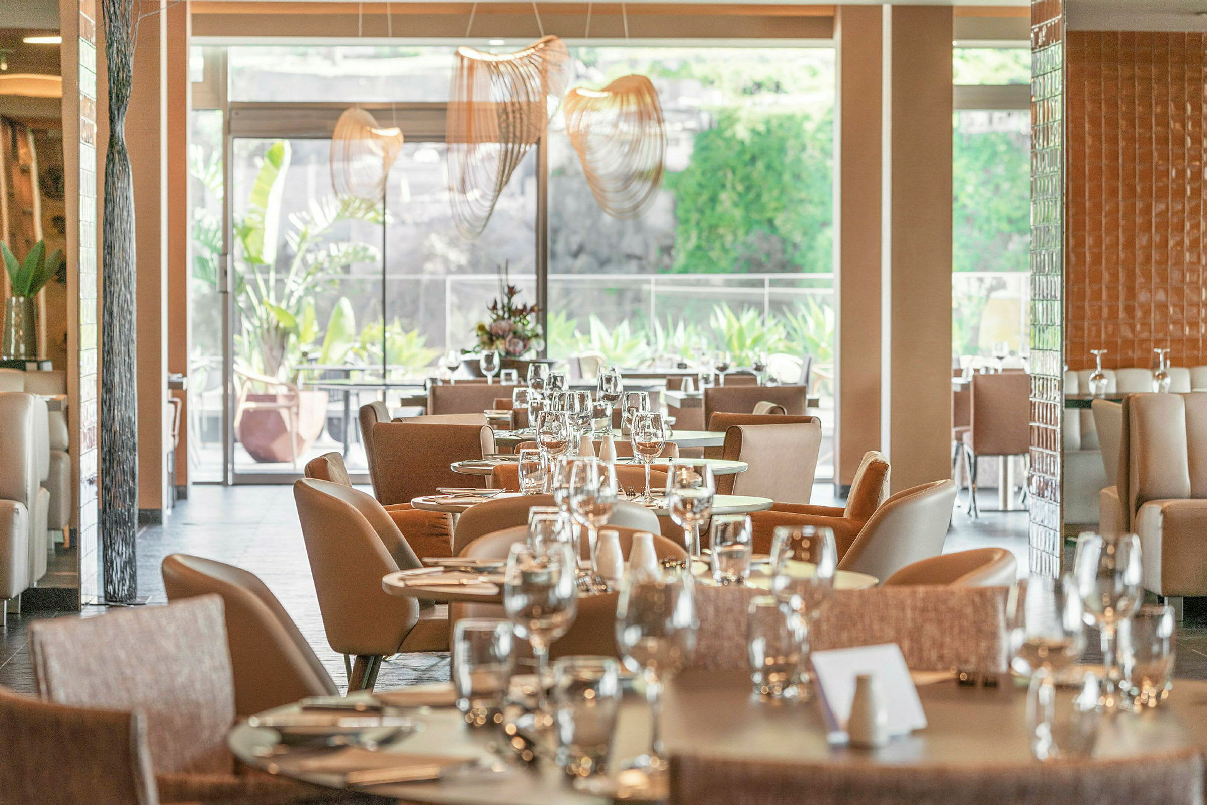 Restaurang med dukade bord och stolar. (AI-genererad text)