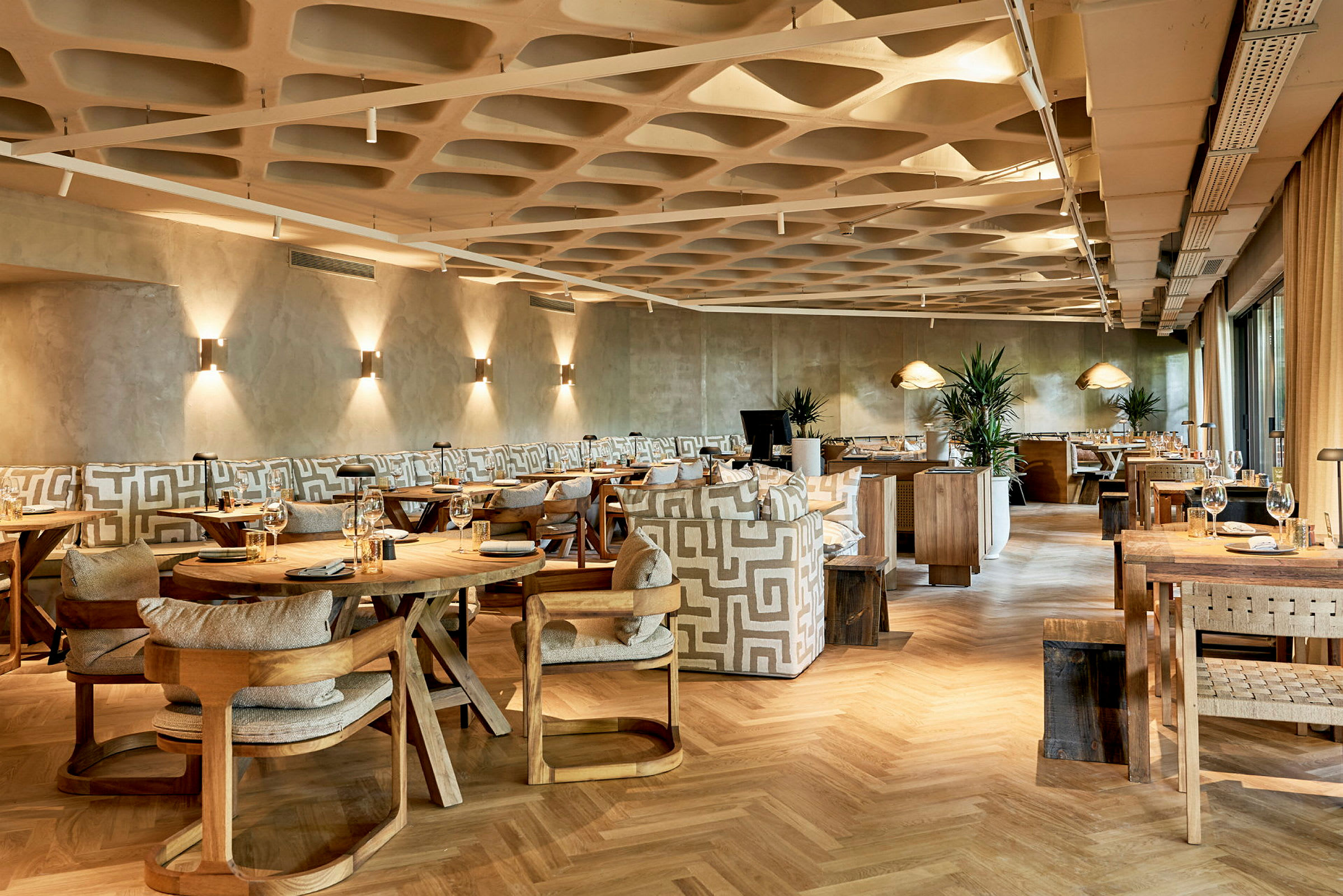 Bild på en modern restaurang med stilfull inredning. (AI-genererad text)