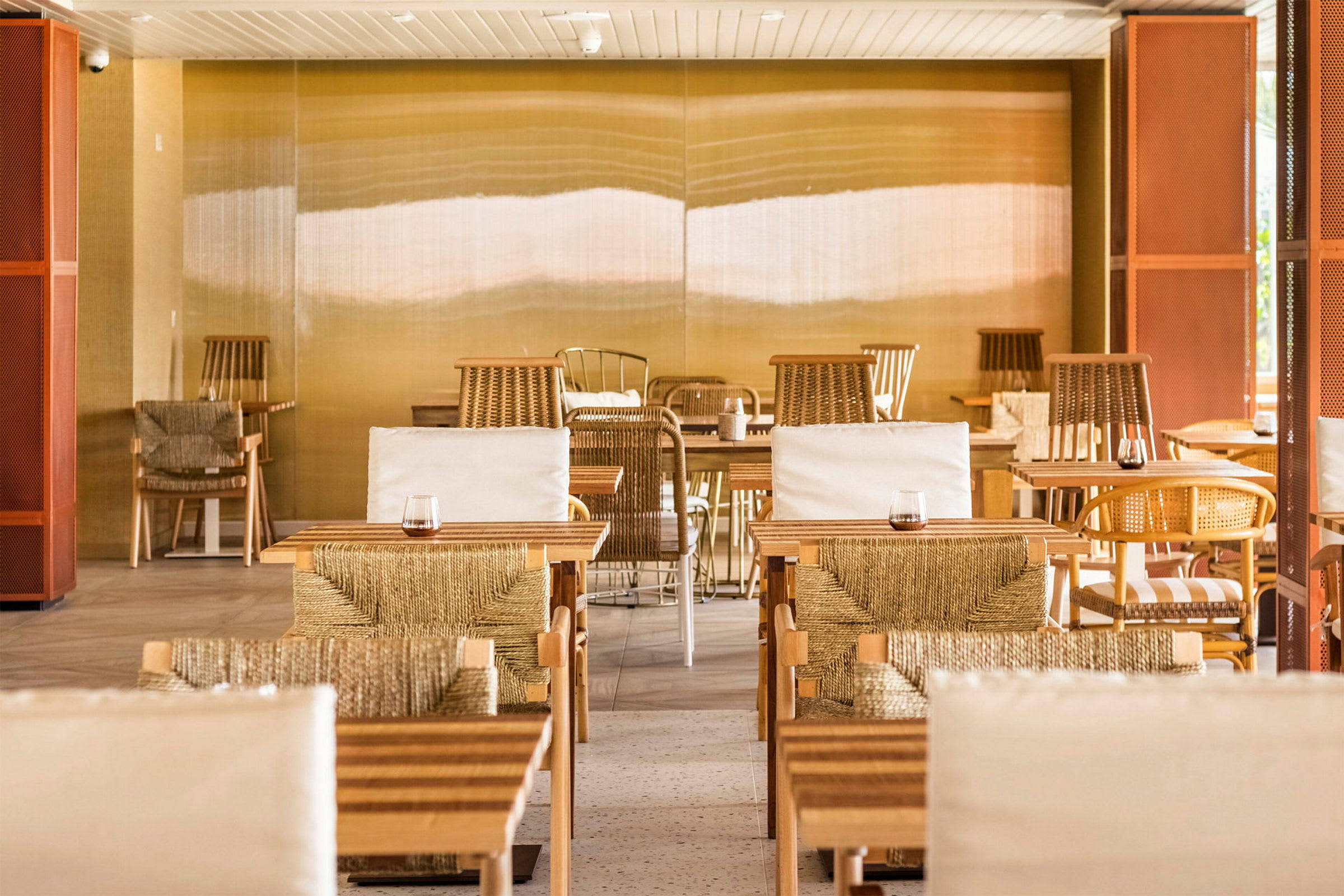 Interiör av en restaurang med träbord och stolar. (AI-genererad text)