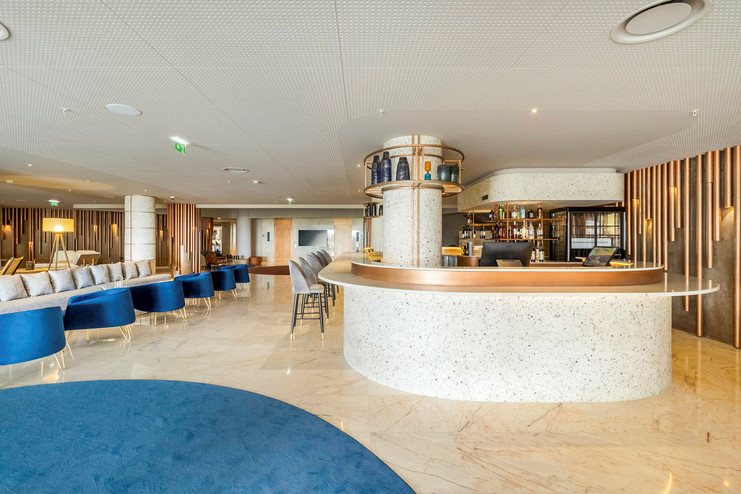 Bild på en hotellbar med moderna möbler och stilren inredning. (AI-genererad text)