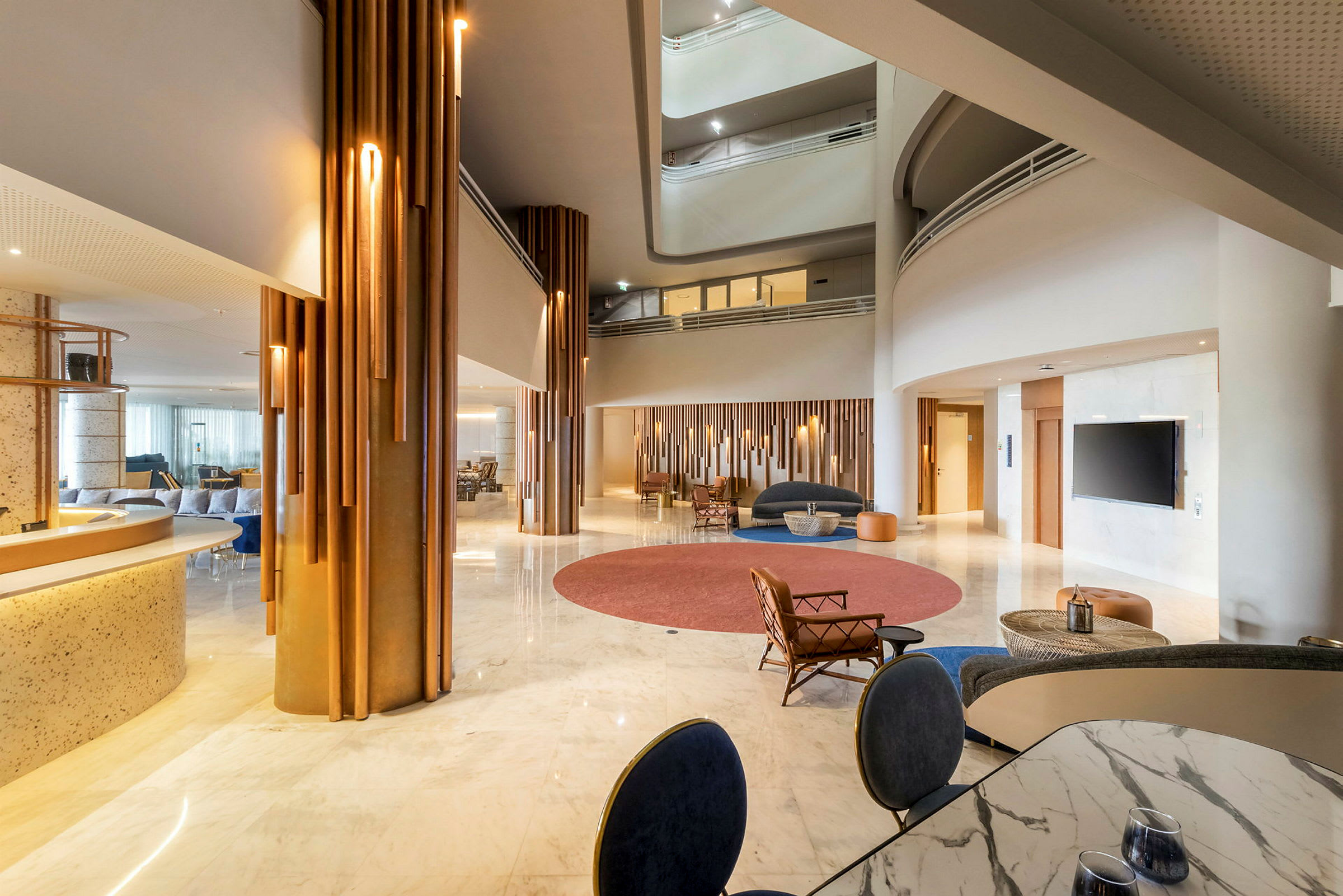 Ljus och rymlig hotellobby med modern inredning, sittgrupper och stora glasytor. (AI-genererad text)