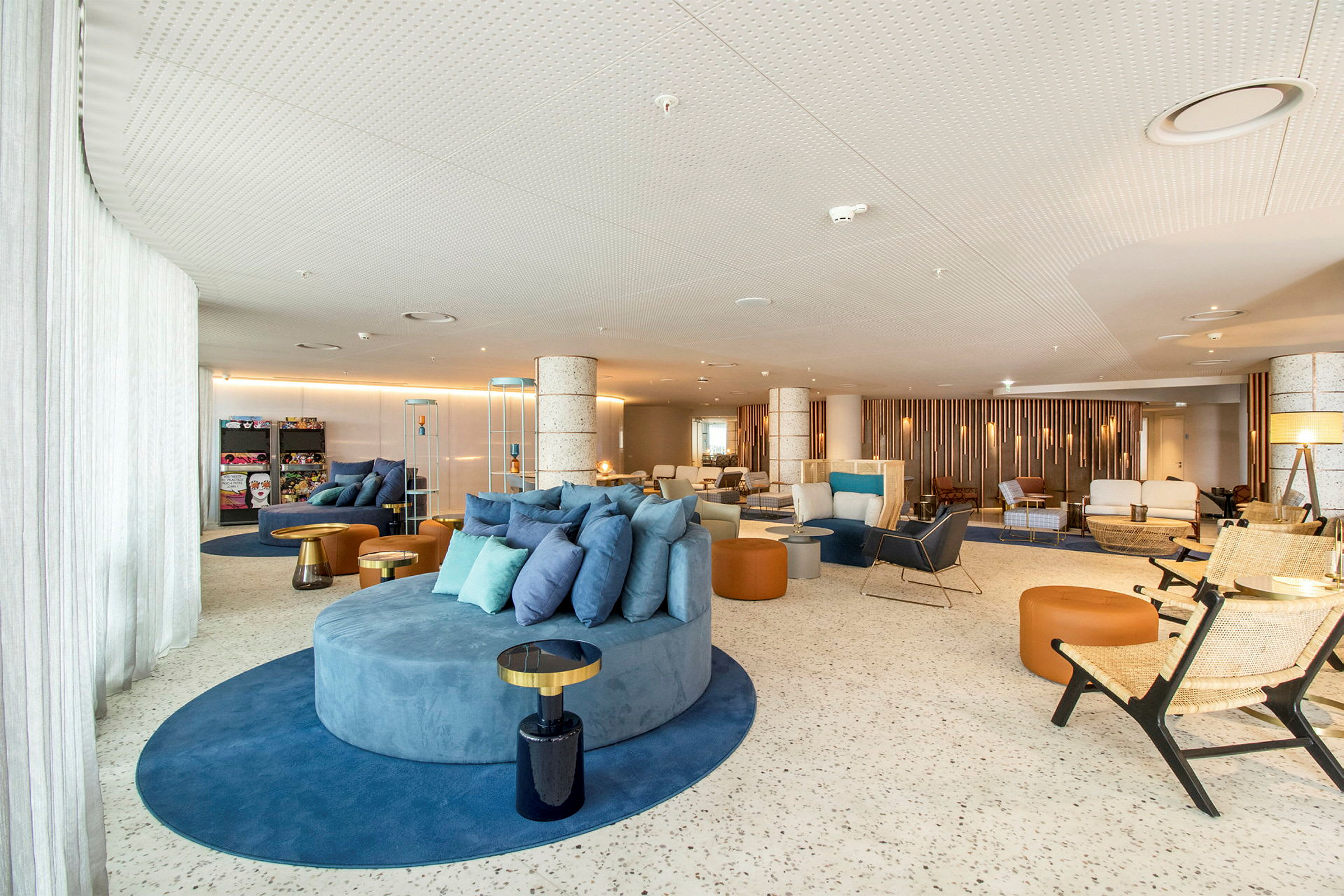 Ett modernt loungeområde med sittmöbler i olika färger och stilar. (AI-genererad text)
