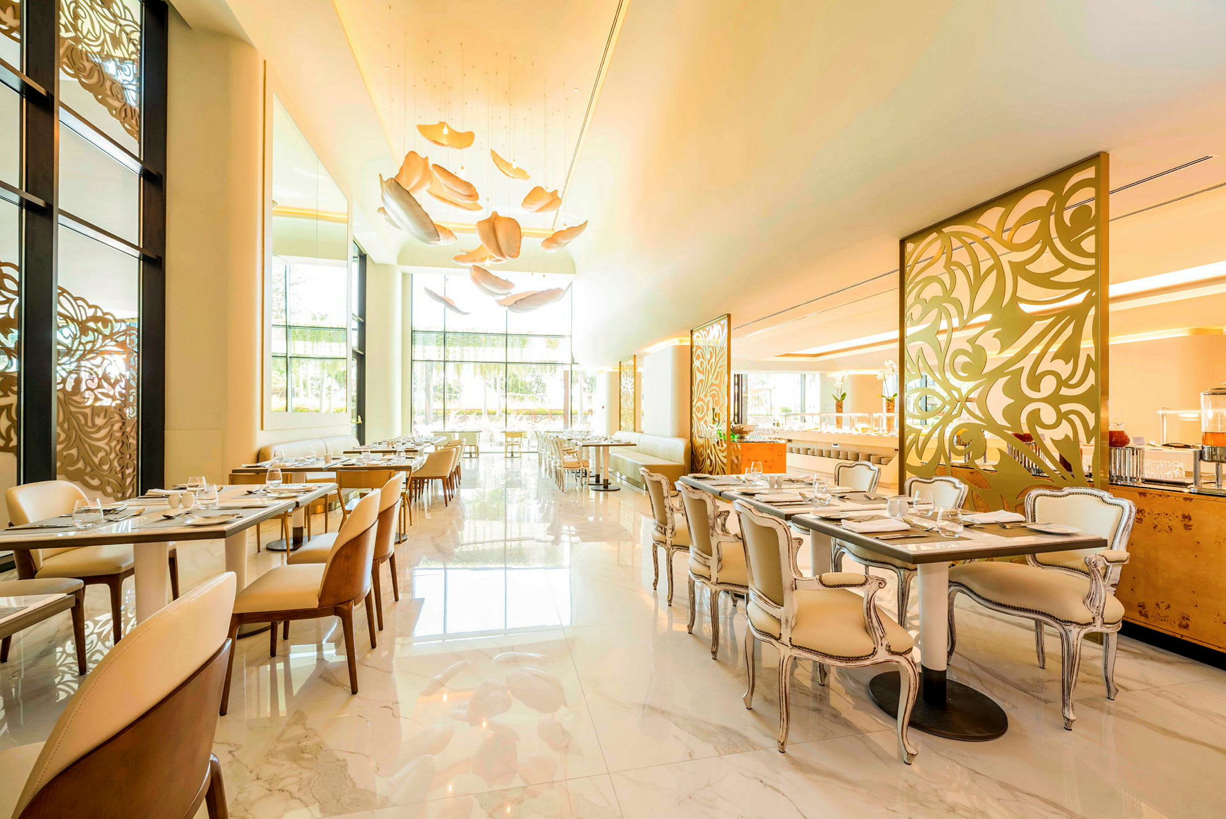 Elegant restaurang med modern inredning och ljusa möbler. (AI-genererad text)