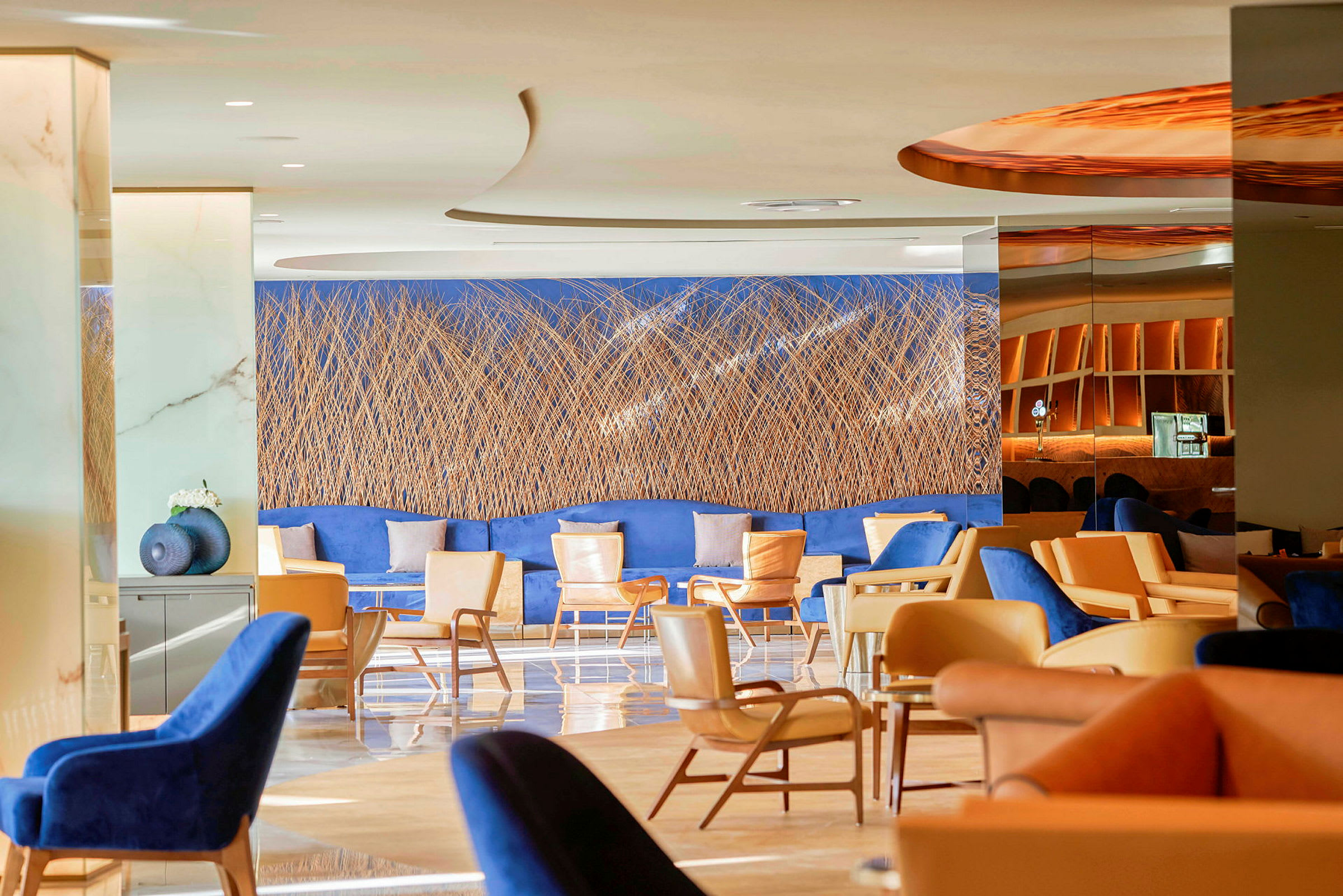 En modern hotellobby med sittgrupper och dekorerad vägg. (AI-genererad text)