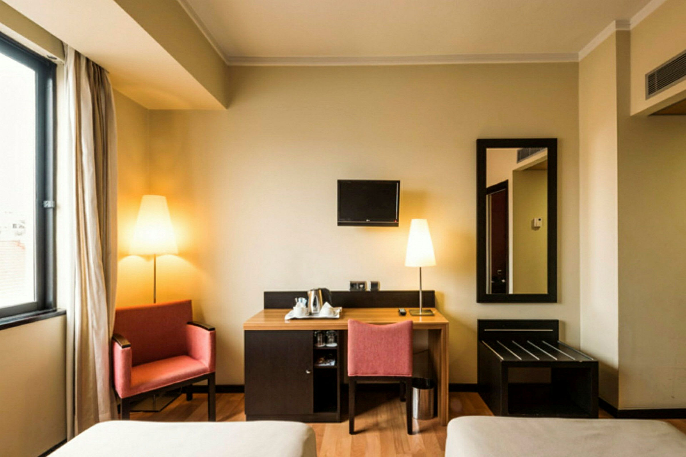 Bild av ett hotellrum med skrivbord och sittgrupp. (AI-genererad text)