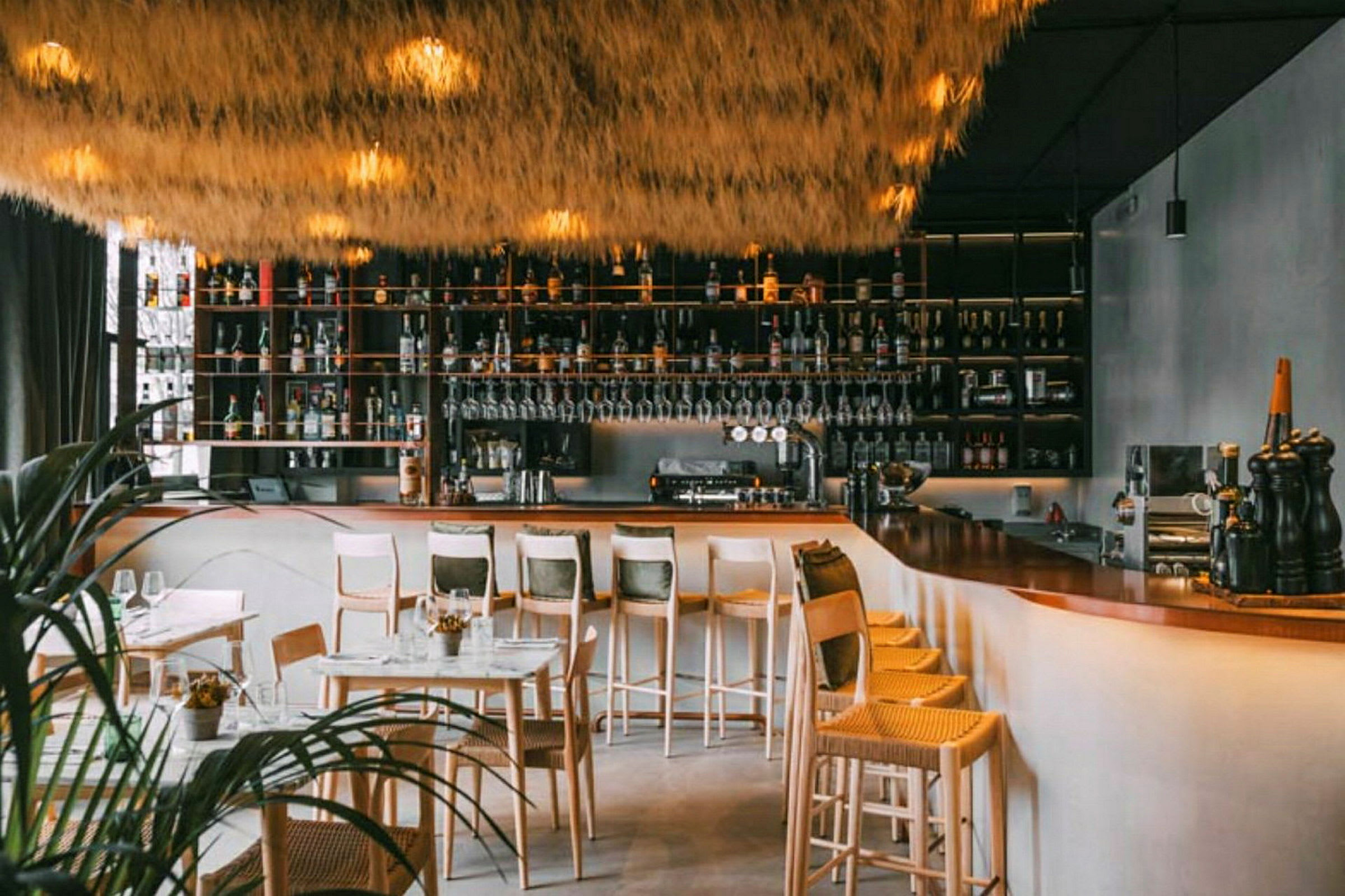 En modern bar med högt i tak och elegant inredning. (AI-genererad text)