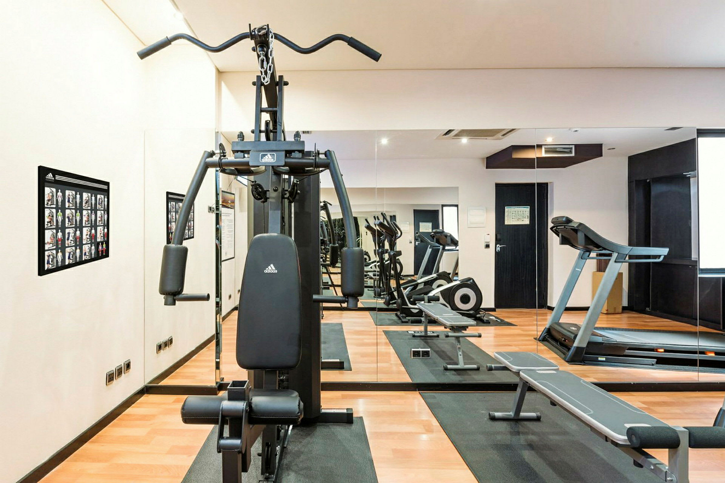 Gym med träningsmaskiner och speglar. (AI-genererad text)