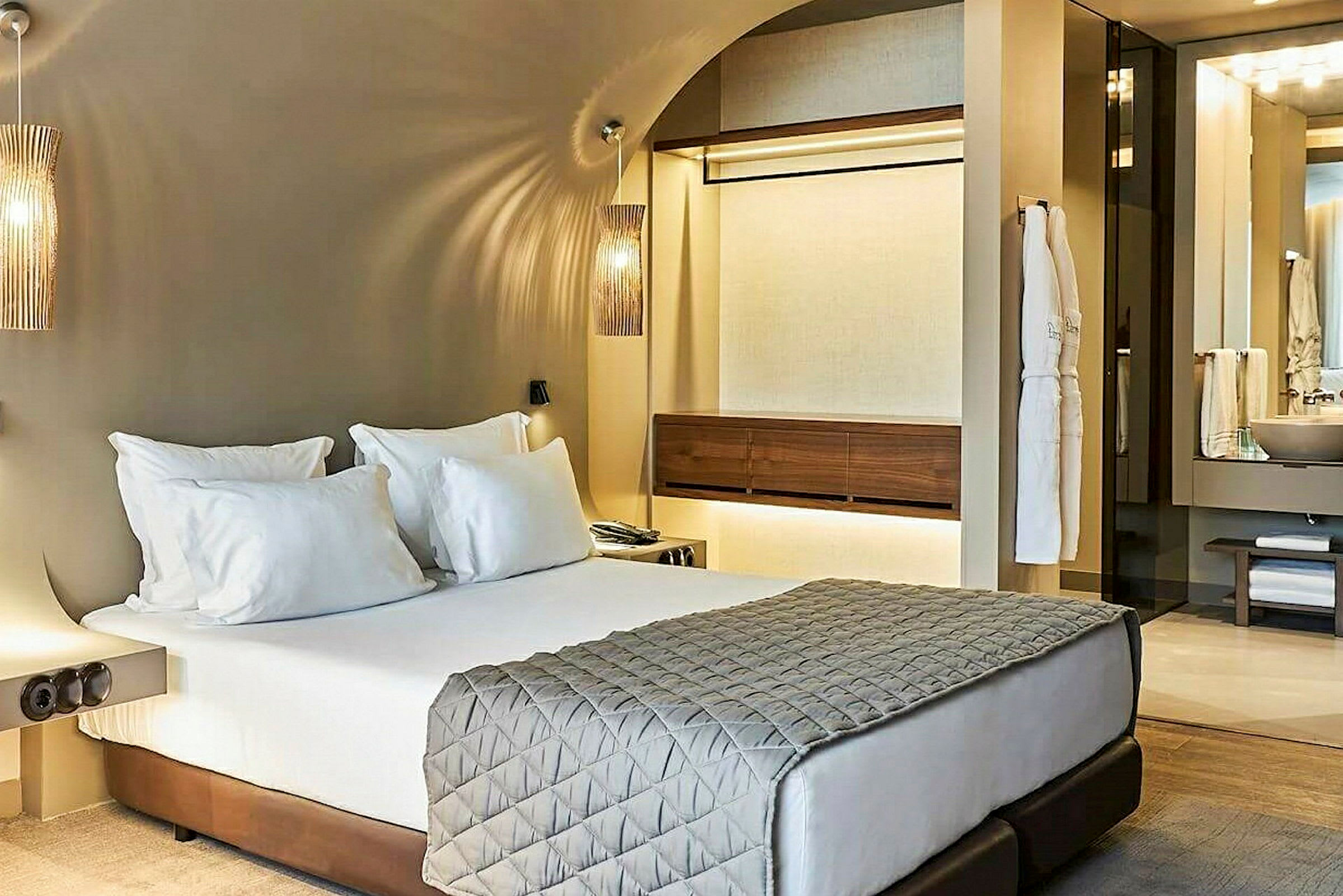 Modernt hotellrum med dubbelsäng och sittområde. (AI-genererad text)