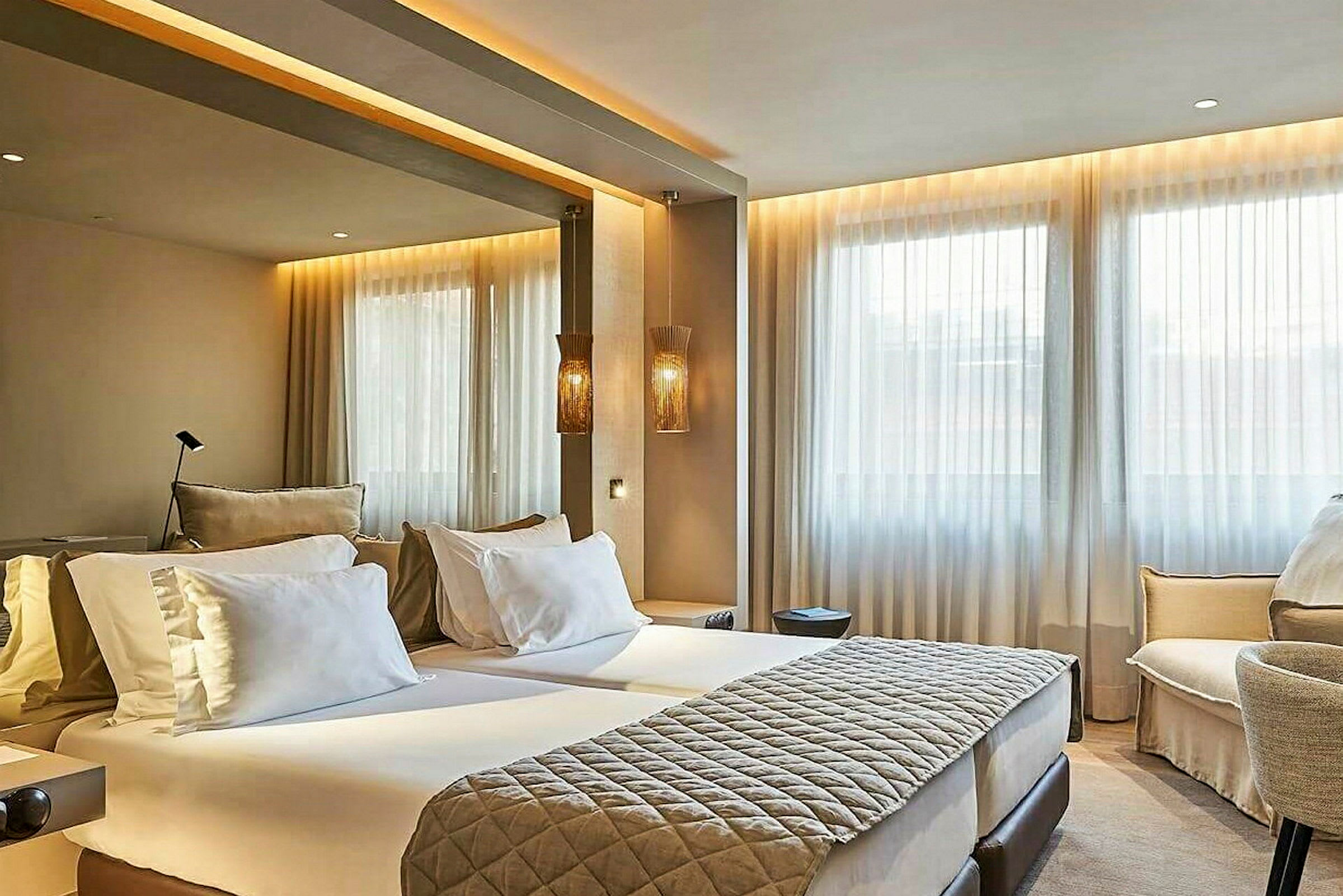 Ett modernt hotellrum med två enkelsängar och elegant inredning. (AI-genererad text)