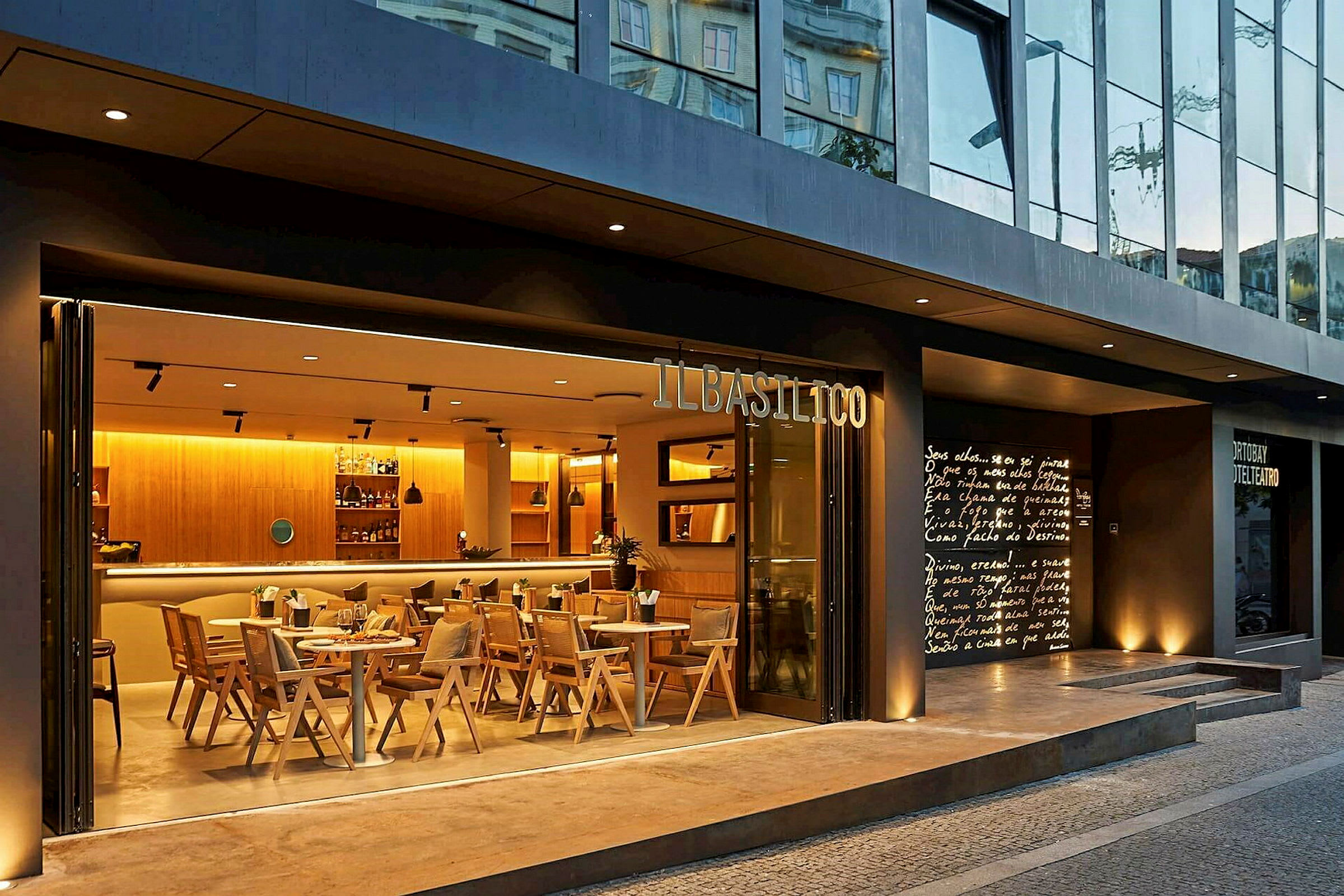 En restaurang med namnet Il Basilico, med modern arkitektur och inredning. (AI-genererad text)