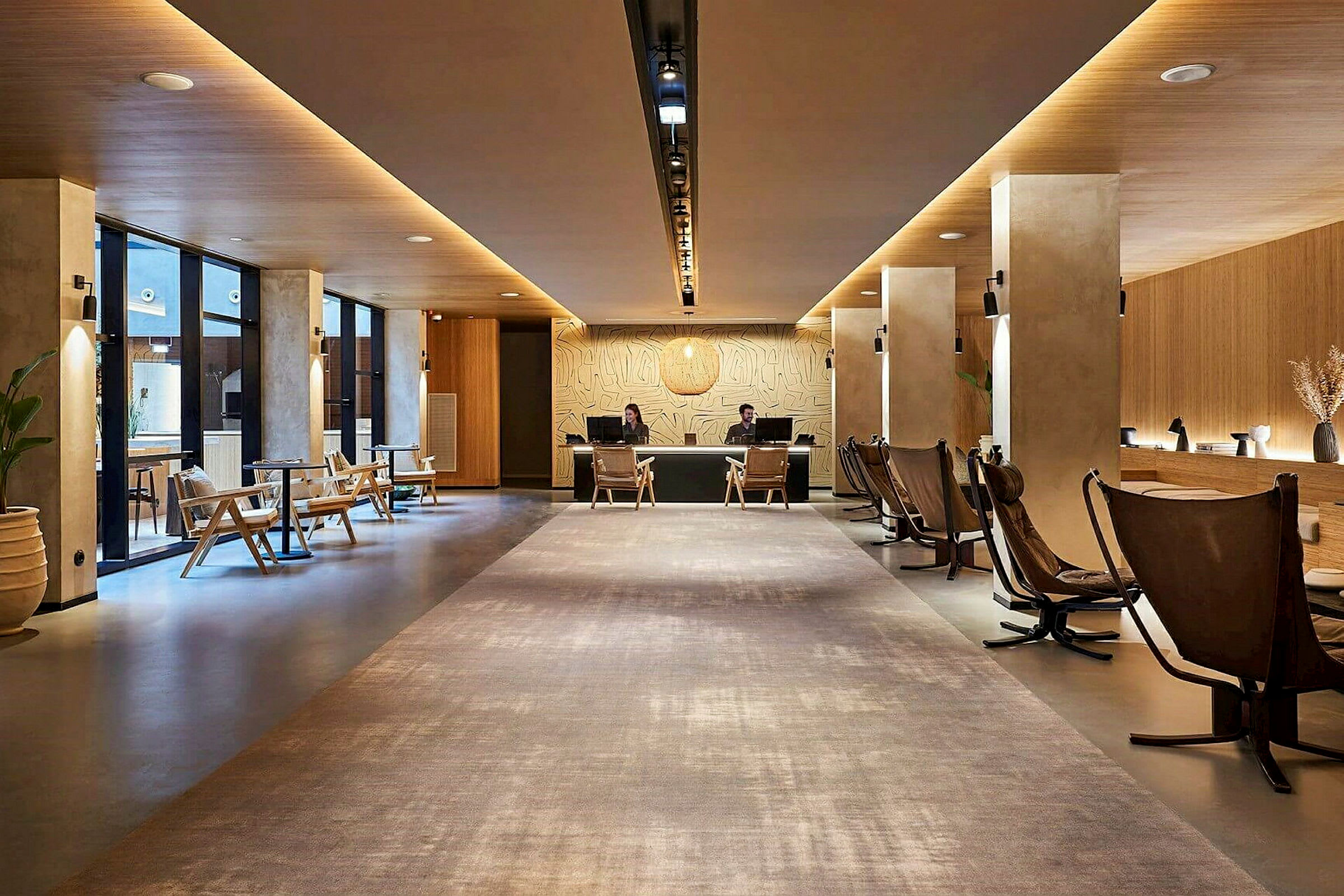 Receptionen på ett modernt hotell med sittplatser. (AI-genererad text)