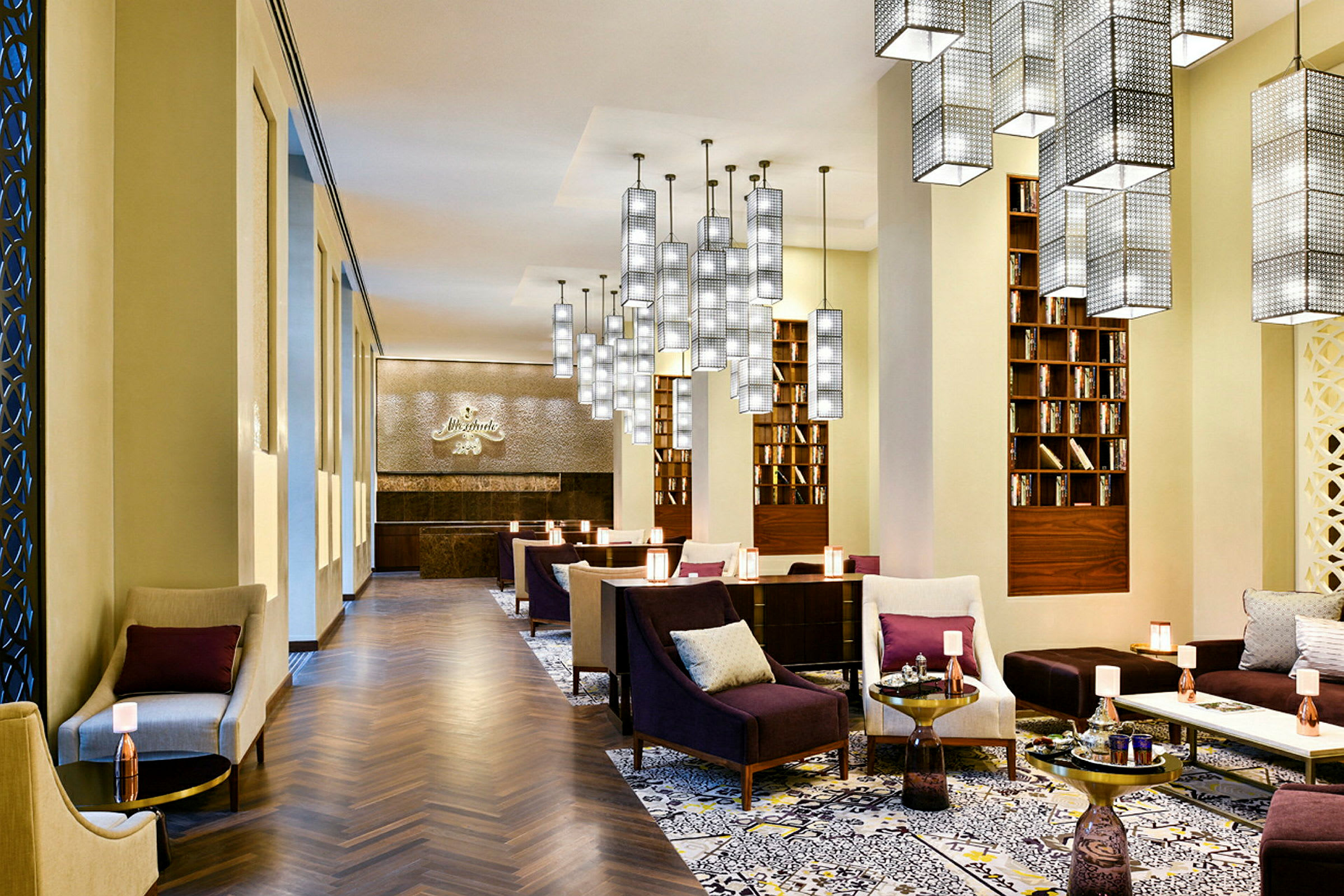 Interiör av ett elegant hotellobbyrum med sittplatser, böcker och modern belysning. (AI-genererad text)
